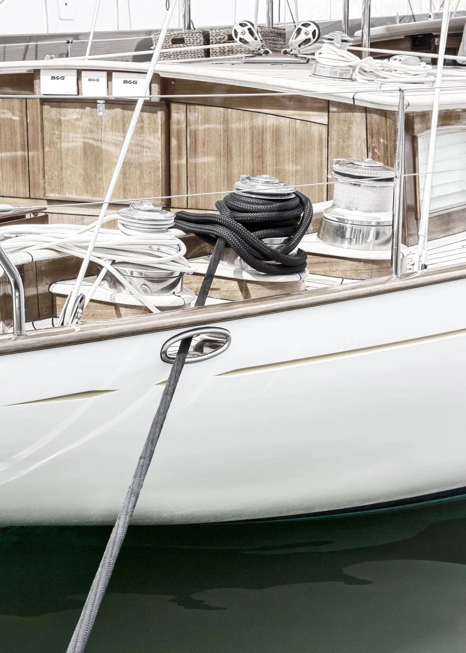 Schwarz-weiß Poster mit Segelboot in Saint Tropez, 21x30 cm, von Cosman-Photocollection, mit weißem Rand.