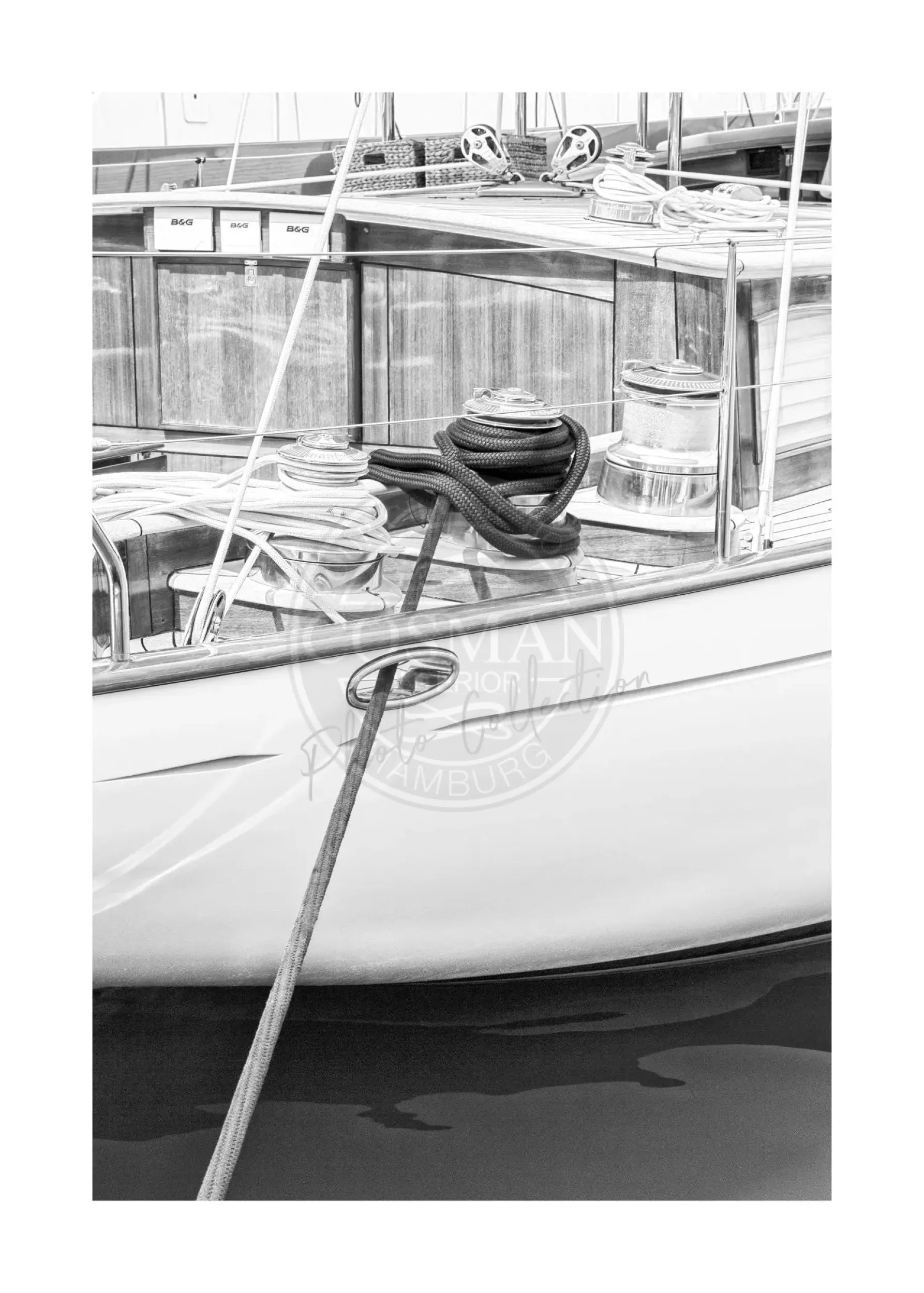 Schwarz-weiß Poster eines Segelboots in Saint Tropez, von Cosman-Photocollection, A4-Größe, mit weißem Rand.