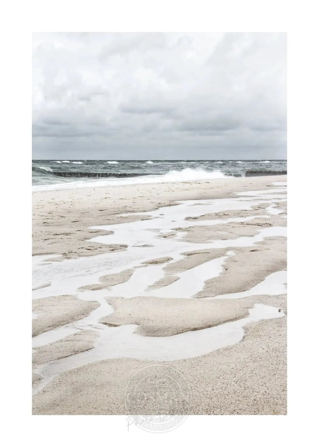 Schwarz-weiß Poster ’Strand’ Sylt von Cosman-Photocollection, A4-Größe, mit weißem Rand, zeigt den Strand auf Sylt