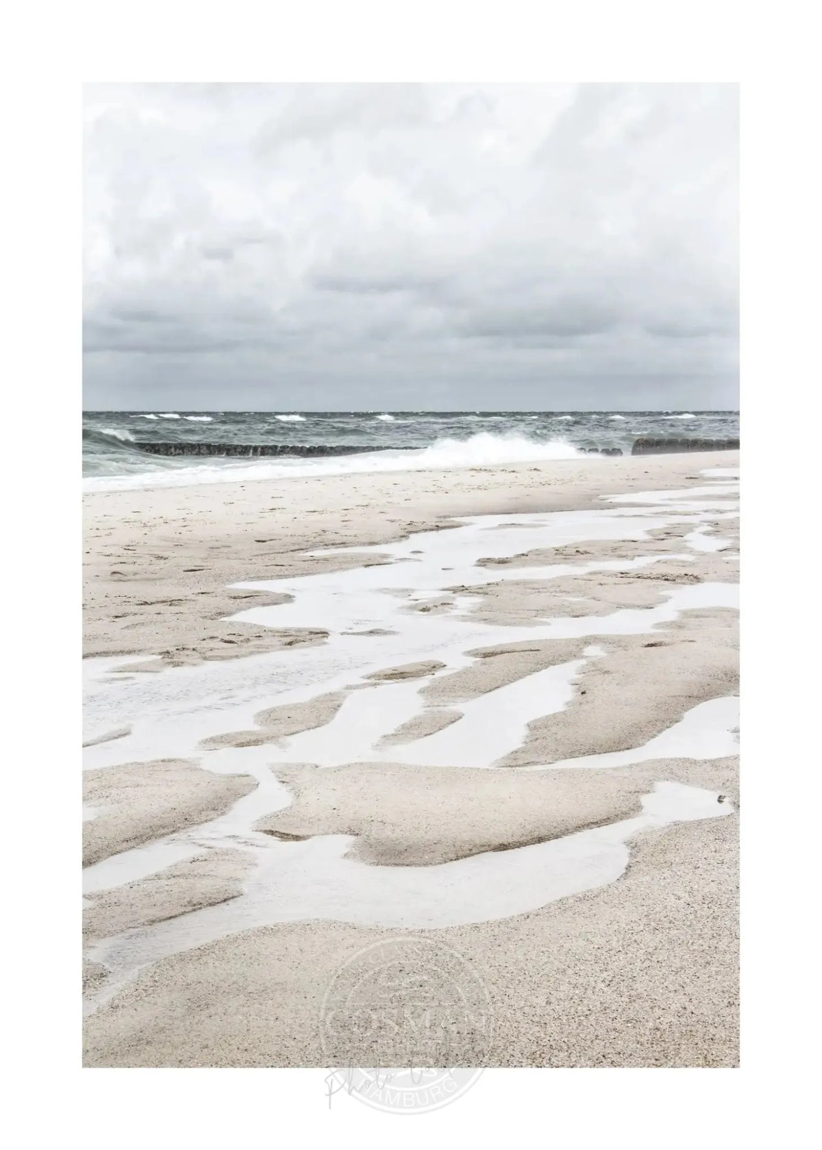 Schwarz-weiß Poster ’Strand’ Sylt von Cosman-Photocollection, A4-Größe, mit weißem Rand, zeigt den Strand auf Sylt