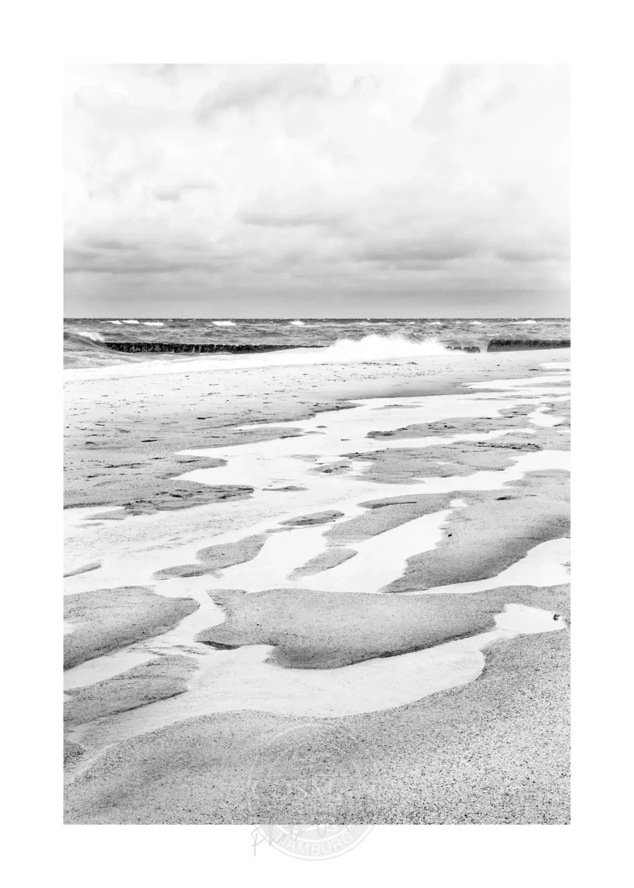 Schwarz-weiß Poster ’Strand’ Sylt von Cosman-Photocollection, A4 Druck mit weißem Rand, zeigt eine Strandaufnahme.