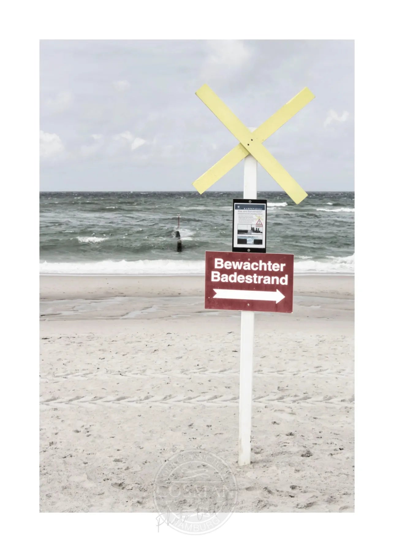 Schwarz-Weiß-Poster von Sylt mit Blick auf den bewachten Badestrand, im A4-Format, von Cosman-Photocollection.