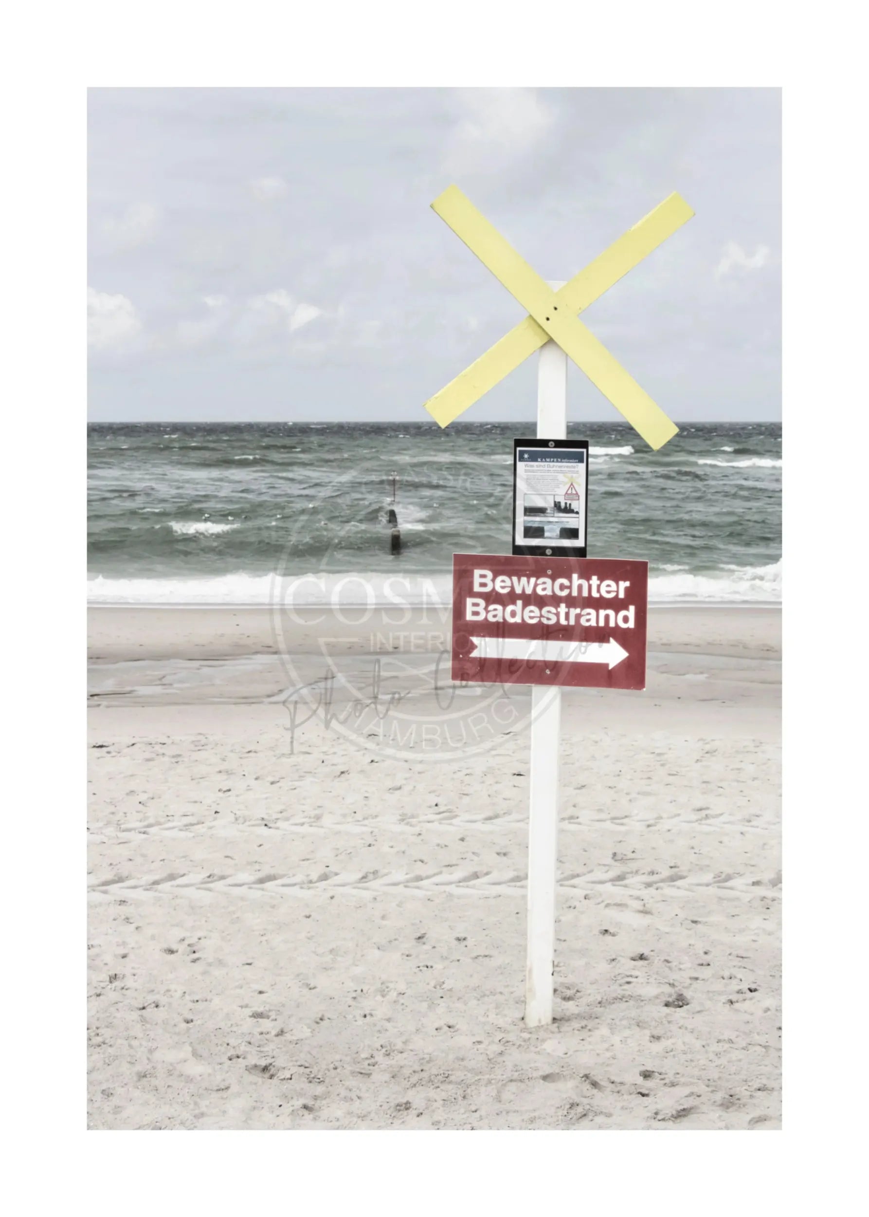Schwarz-Weiß-Poster von Sylt mit Blick auf den bewachten Badestrand, im A4-Format, von Cosman-Photocollection.