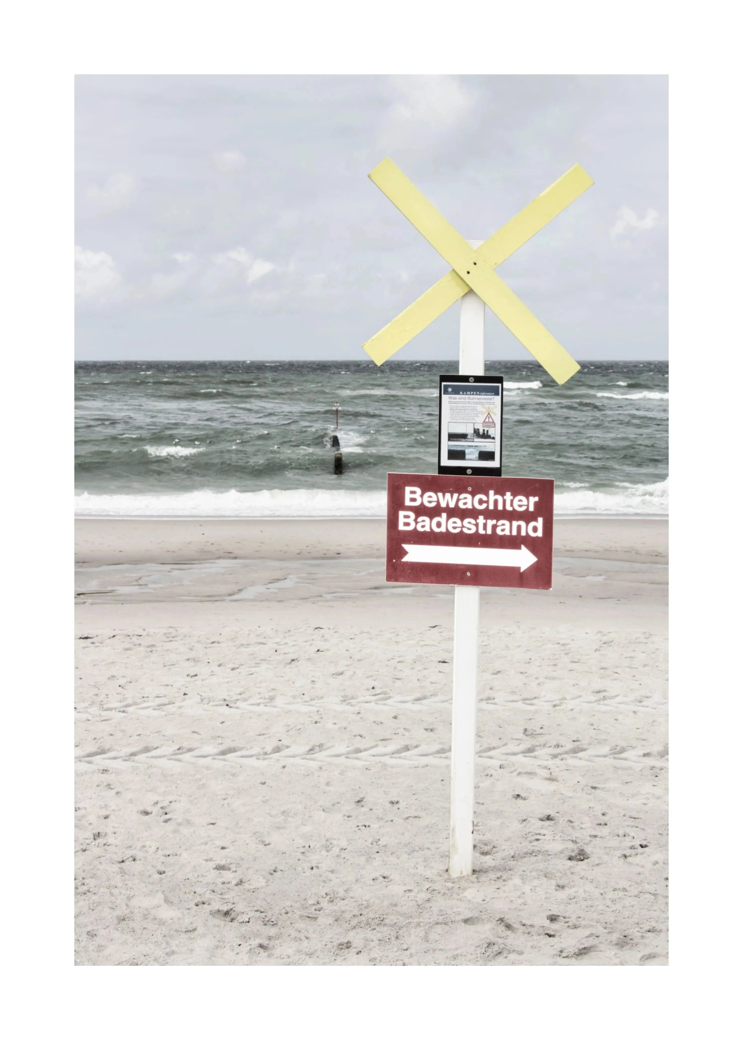 Schwarz-Weiß-Poster von Sylt mit Blick auf den bewachten Badestrand, im A4-Format, von Cosman-Photocollection.