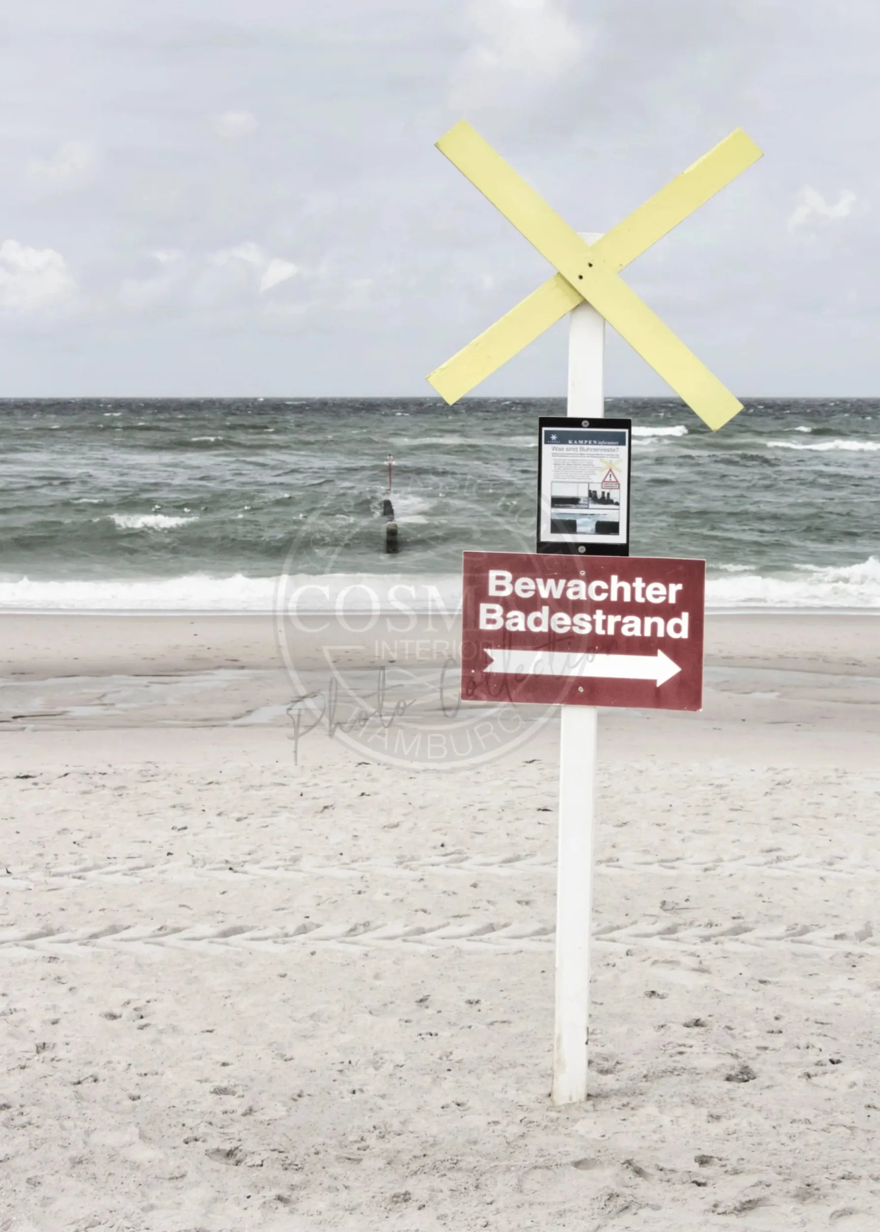 Schwarz-Weiß-Poster von Sylt mit Blick auf den bewachten Badestrand, im A4-Format von Cosman-Photocollection.