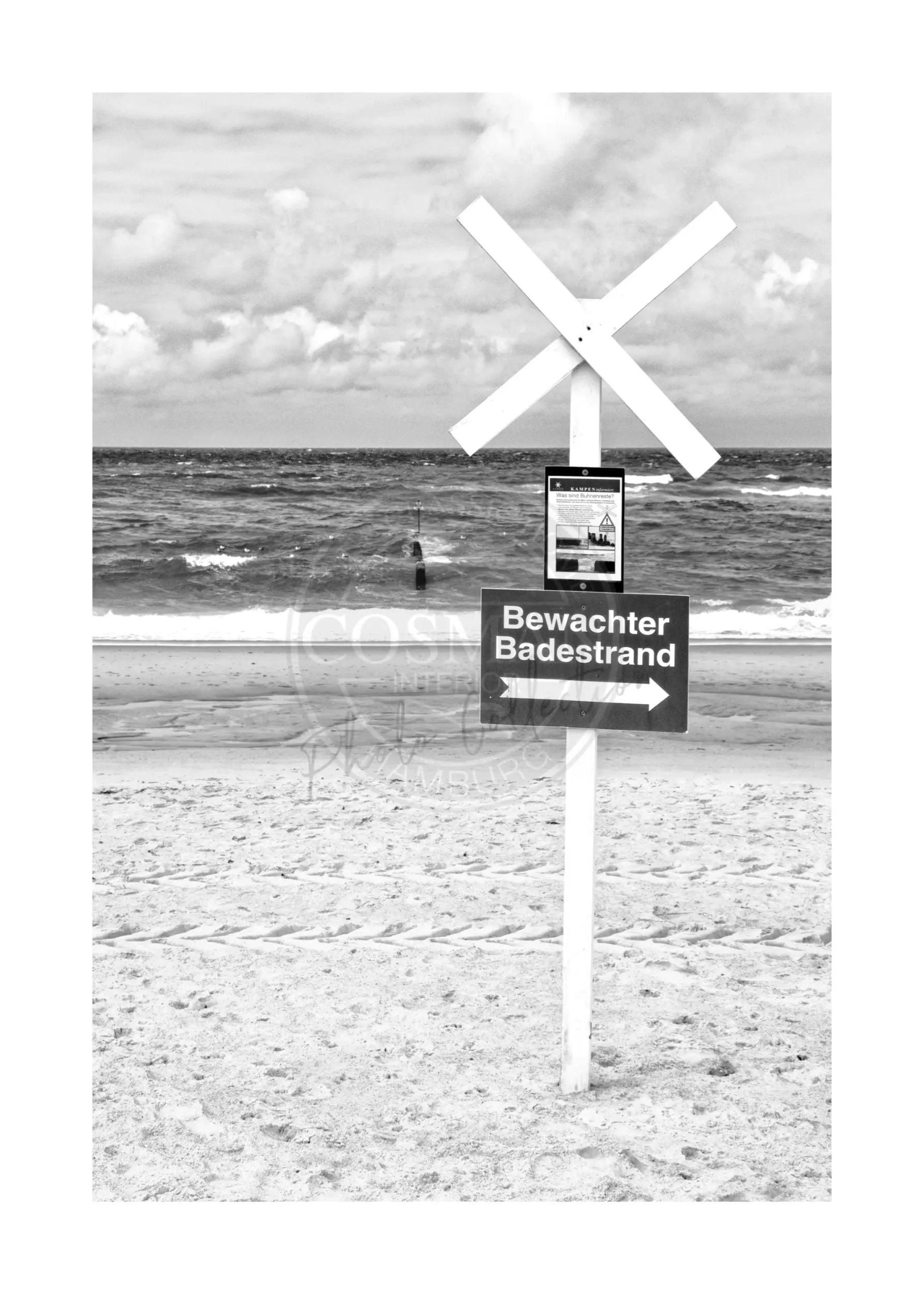 Schwarz-weiß Poster von Cosman-Photocollection mit weißen Rand, zeigt den bewachten Badestrand auf Sylt, A4-Größe 21x29,7 cm
