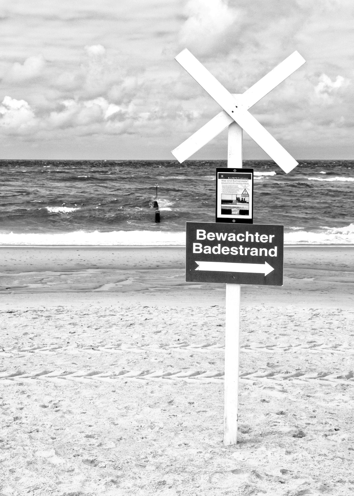Schwarz-Weiß-Poster von Sylt mit Blick auf den bewachten Badestrand, 21x29,7 cm, von Cosman-Photocollection.