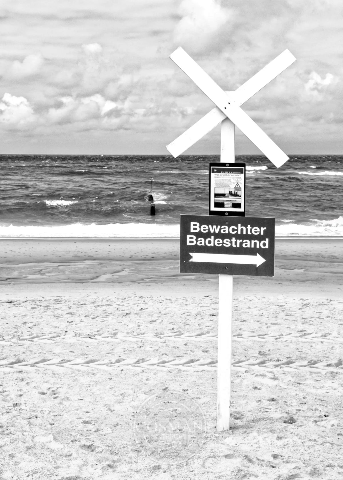 Schwarz-Weiß-Poster von Sylt mit Blick auf den bewachten Badestrand, 21x29,7 cm, von Cosman-Photocollection.
