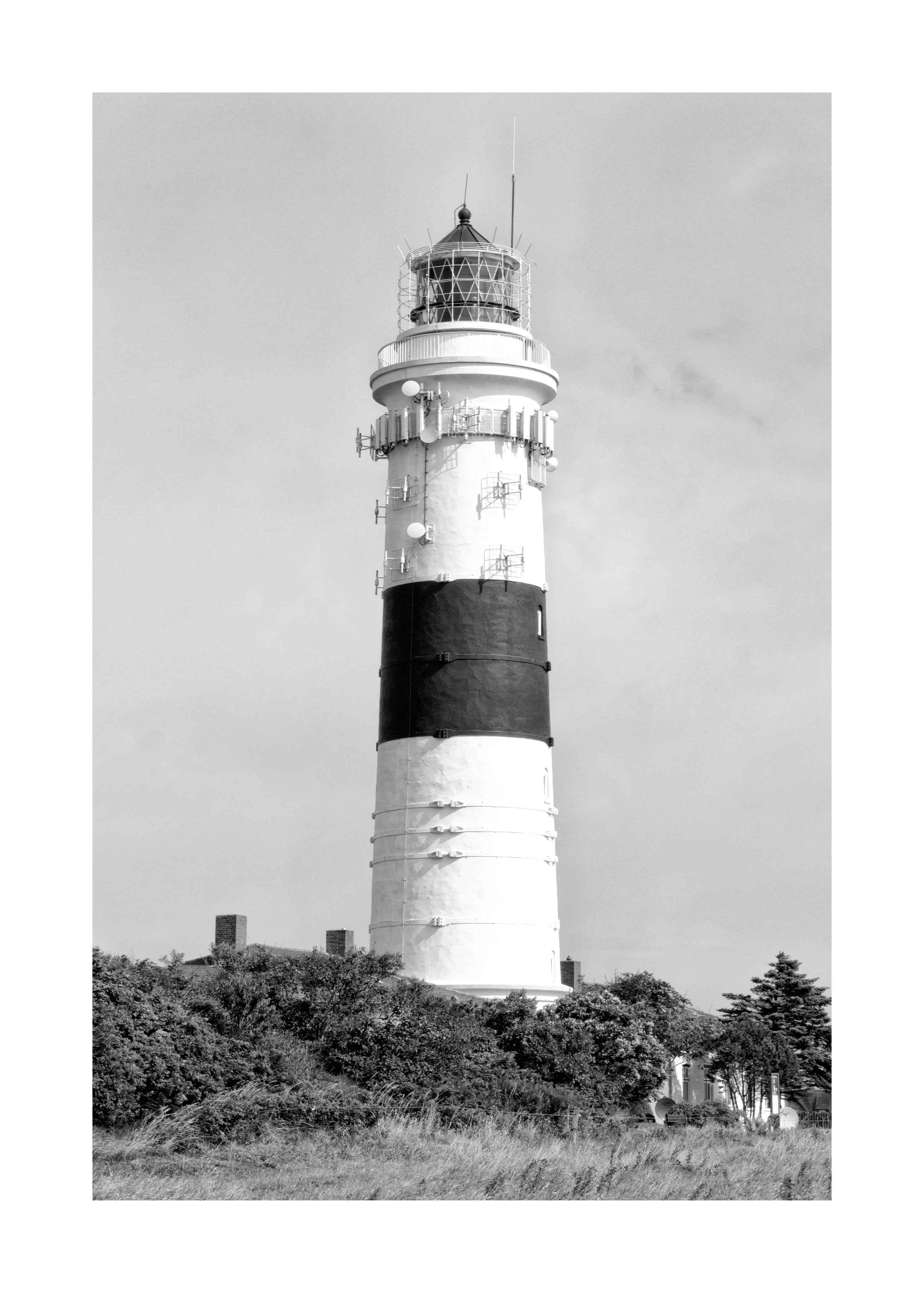 Schwarz-Weiß-Poster von Leuchtturm Langer Christian in Kampen auf Sylt, im weißen Rand, von Cosman-Photocollection, A4-Größe