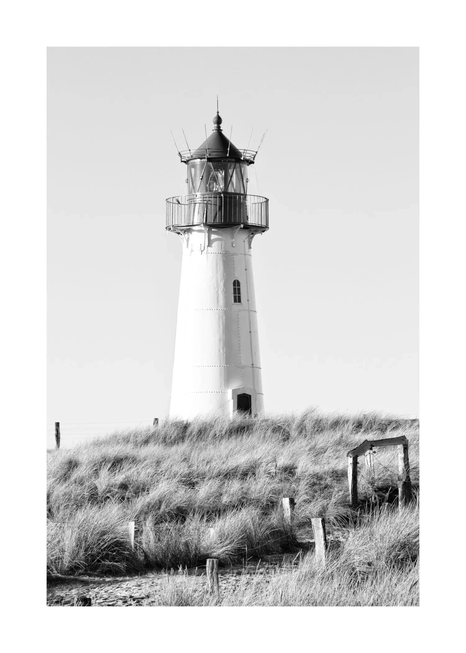 Schwarz-Weiß-Poster von Sylt mit Leuchtturm List, 21x29,7 cm, von Cosman-Photocollection, mit weißem Rand