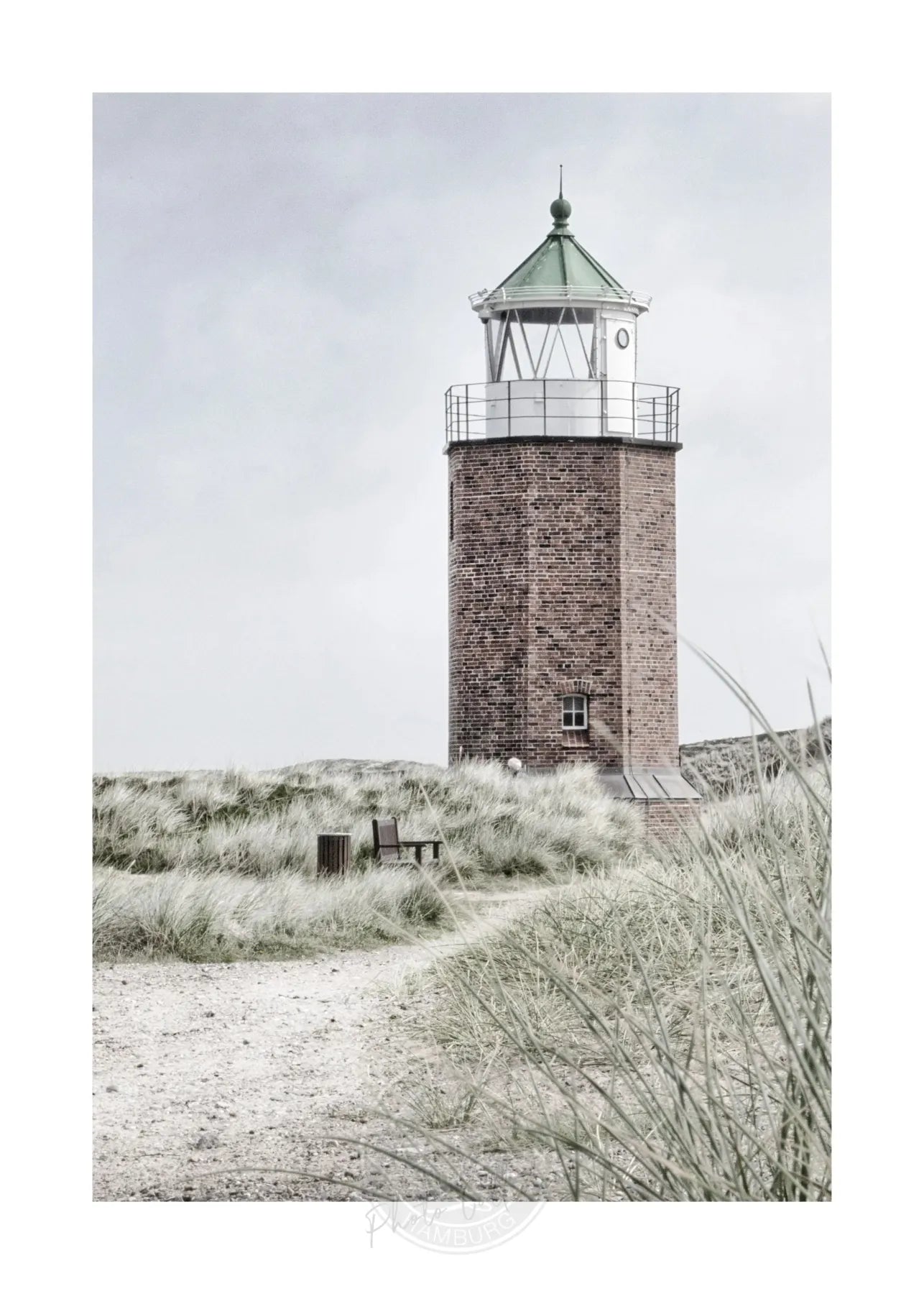 Schwarz-Weiß-Poster des Leuchtturms "Rotes Kliff" auf Sylt, von Cosman-Photocollection, A4-Größe mit weißem Rand.