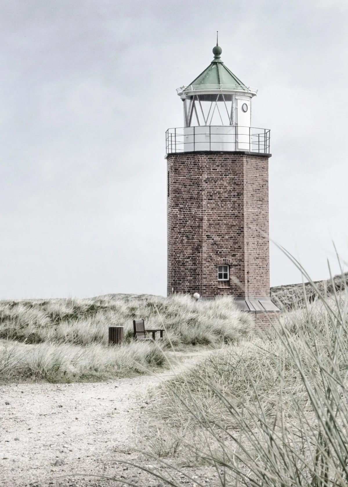 Schwarzweiß-Poster des Leuchtturms "Rotes Kliff" auf Sylt von Cosman-Photocollection, A4-Druck mit weißem Rand