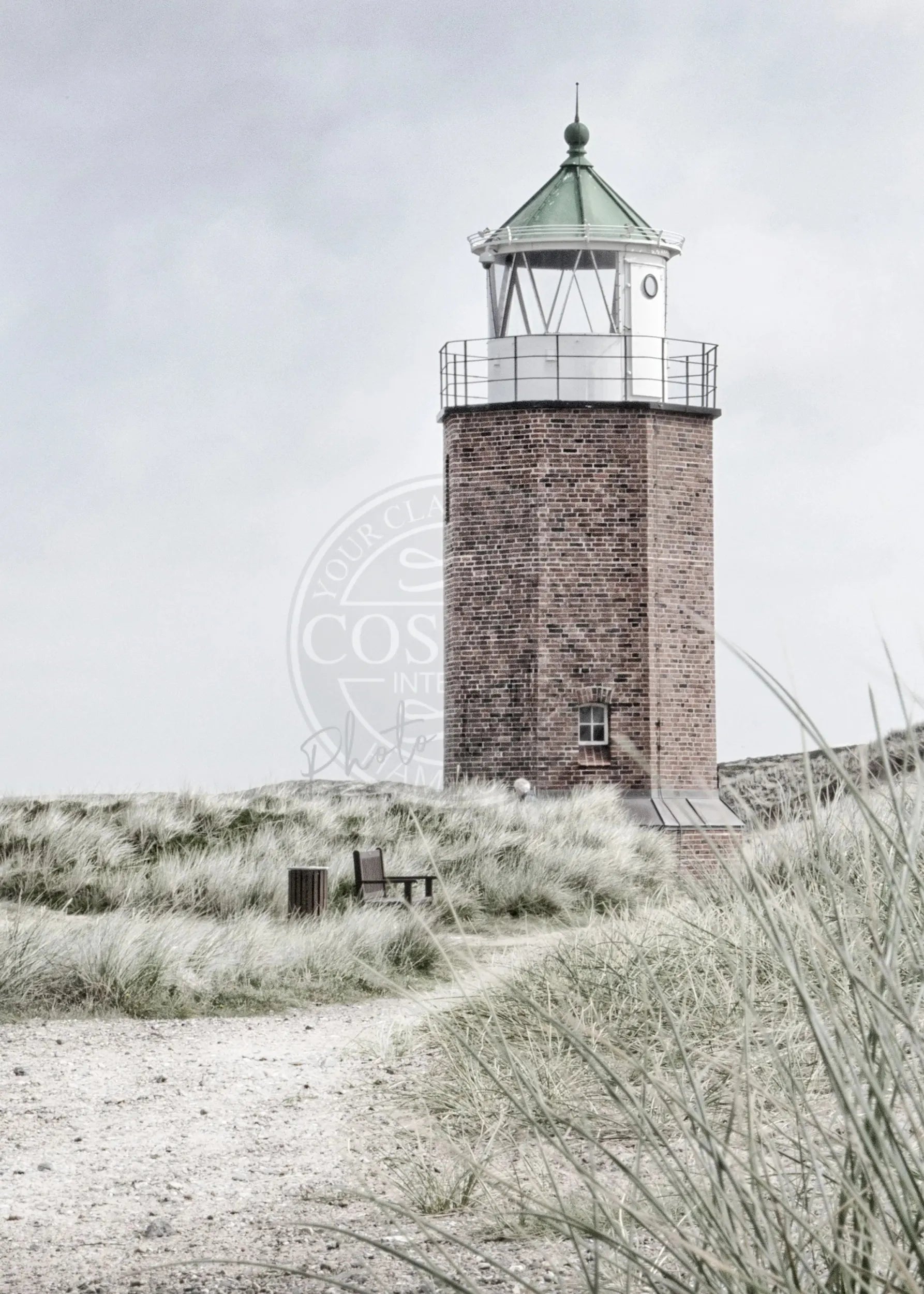 Schwarzweiß-Poster des Leuchtturms "Rotes Kliff" auf Sylt von Cosman-Photocollection, A4-Druck mit weißem Rand