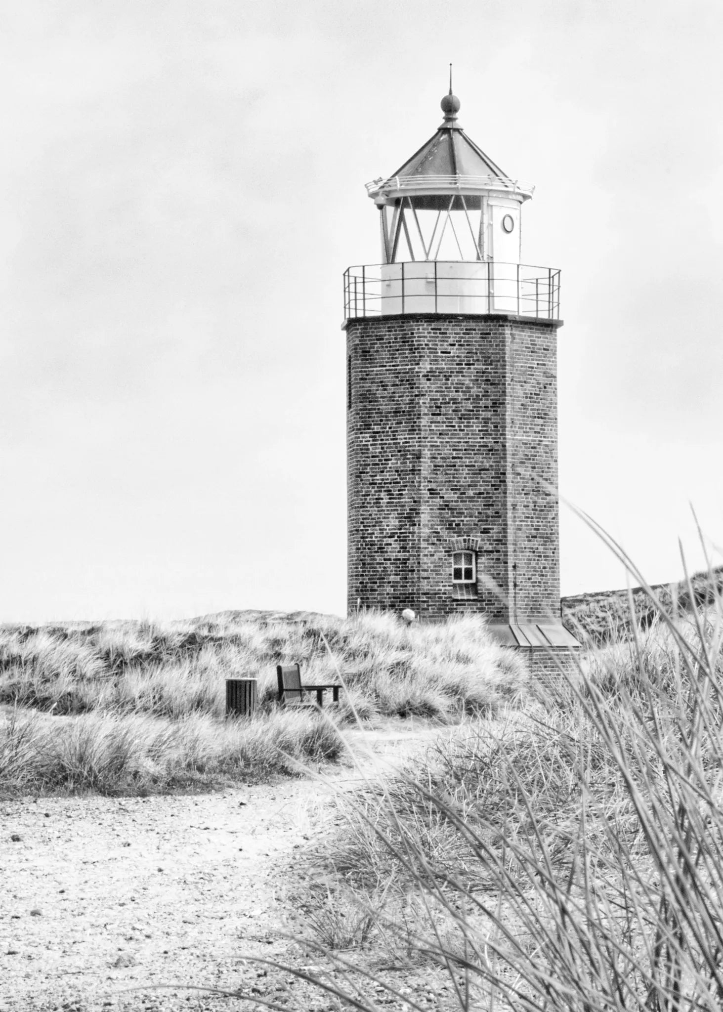 Schwarz-weiß Poster des Leuchtturms am Roten Kliff auf Sylt, A4-Größe, von Cosman-Photocollection.