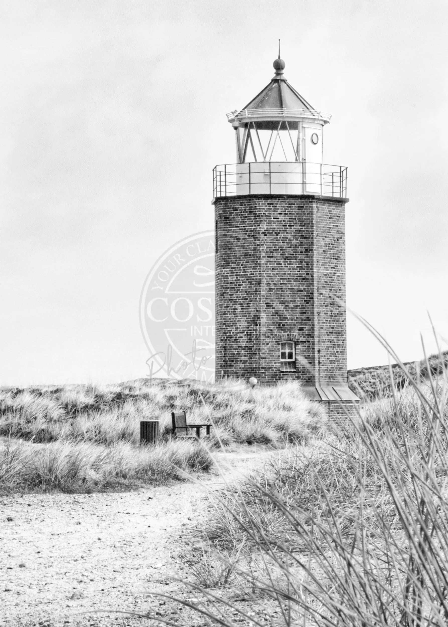 Schwarz-weiß Poster des Leuchtturms am Roten Kliff auf Sylt, A4-Größe, von Cosman-Photocollection.