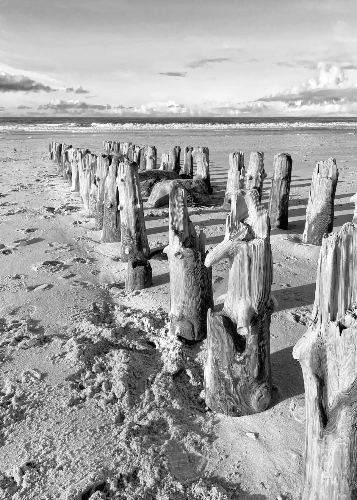 Schwarz-weiß Poster Sylt Strand von Cosman-Photocollection, A4-Größe, mit weißem Rand, ideal für Wanddekoration.