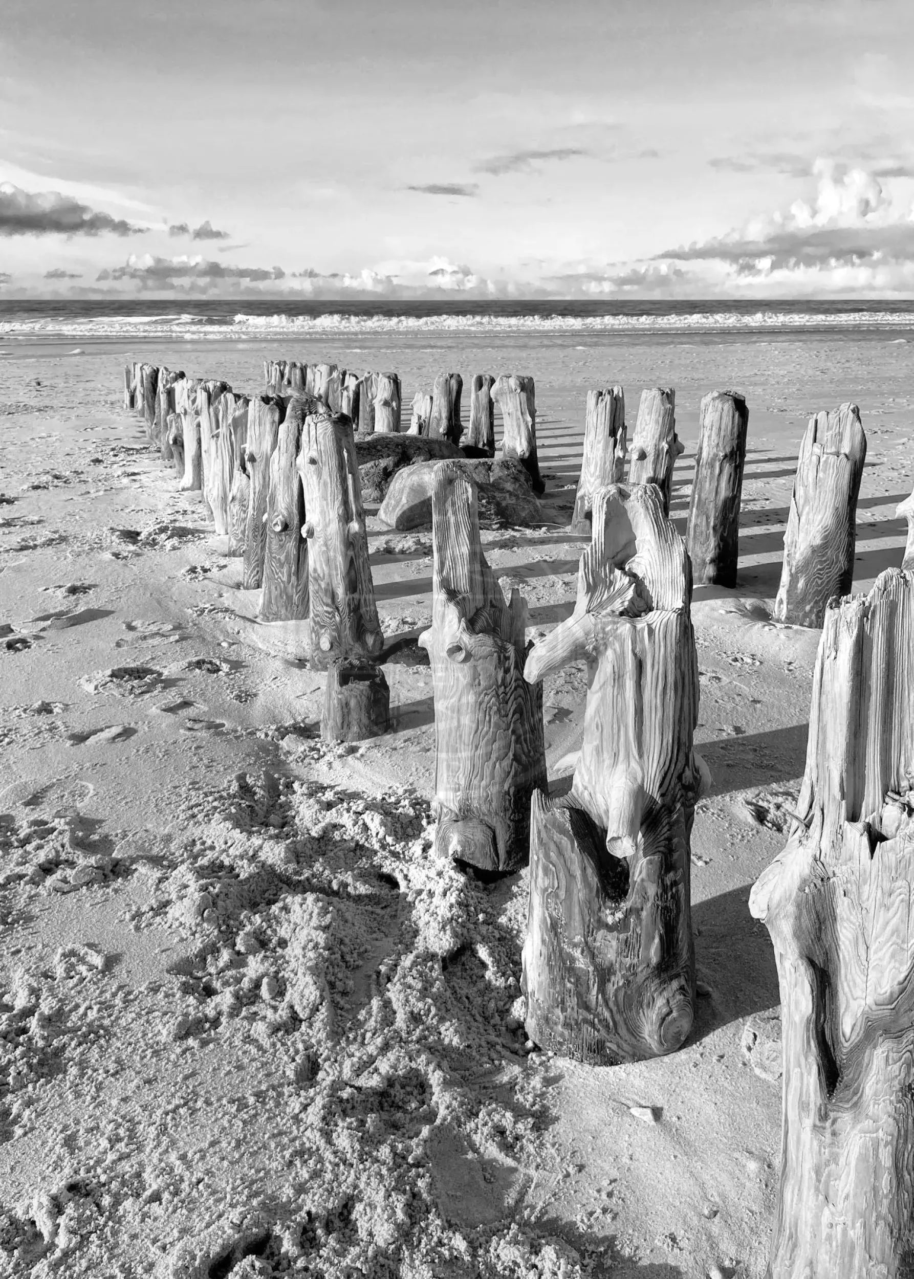 Schwarz-weiß Poster Sylt Strand von Cosman-Photocollection, A4-Größe, mit weißem Rand, ideal für Wanddekoration.