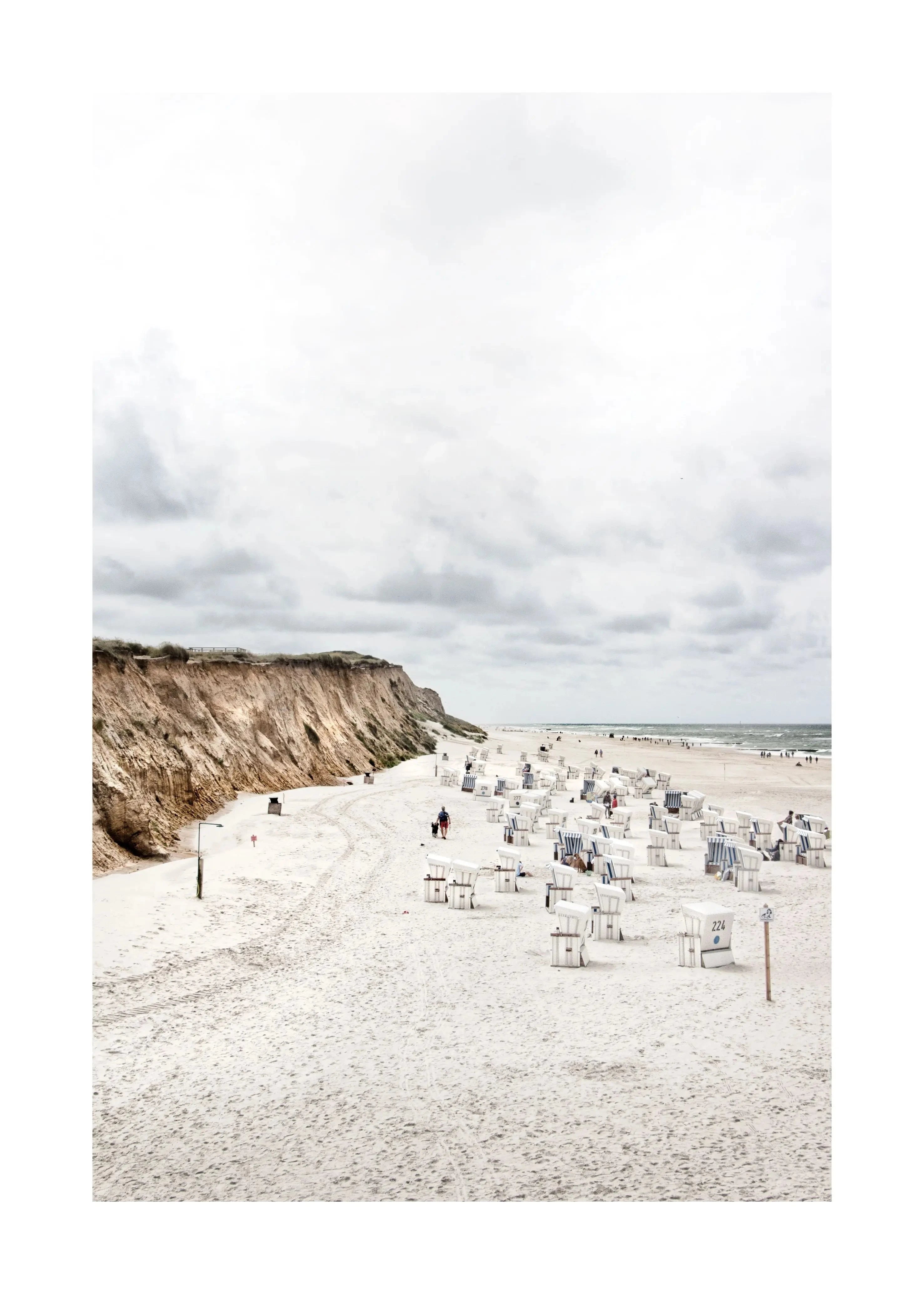 Schwarz-weiß-Poster von Cosman-Photocollection mit Strandkörben am Strand von Sylt, A4-Größe, mit weißem Rand.