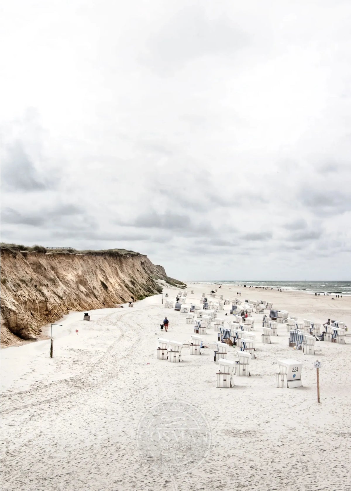 Schwarz-Weiß-Poster von Sylt, zeigt Strandkörbe in Kampen, von Cosman-Photocollection, A4-Format, mit weißem Rand.