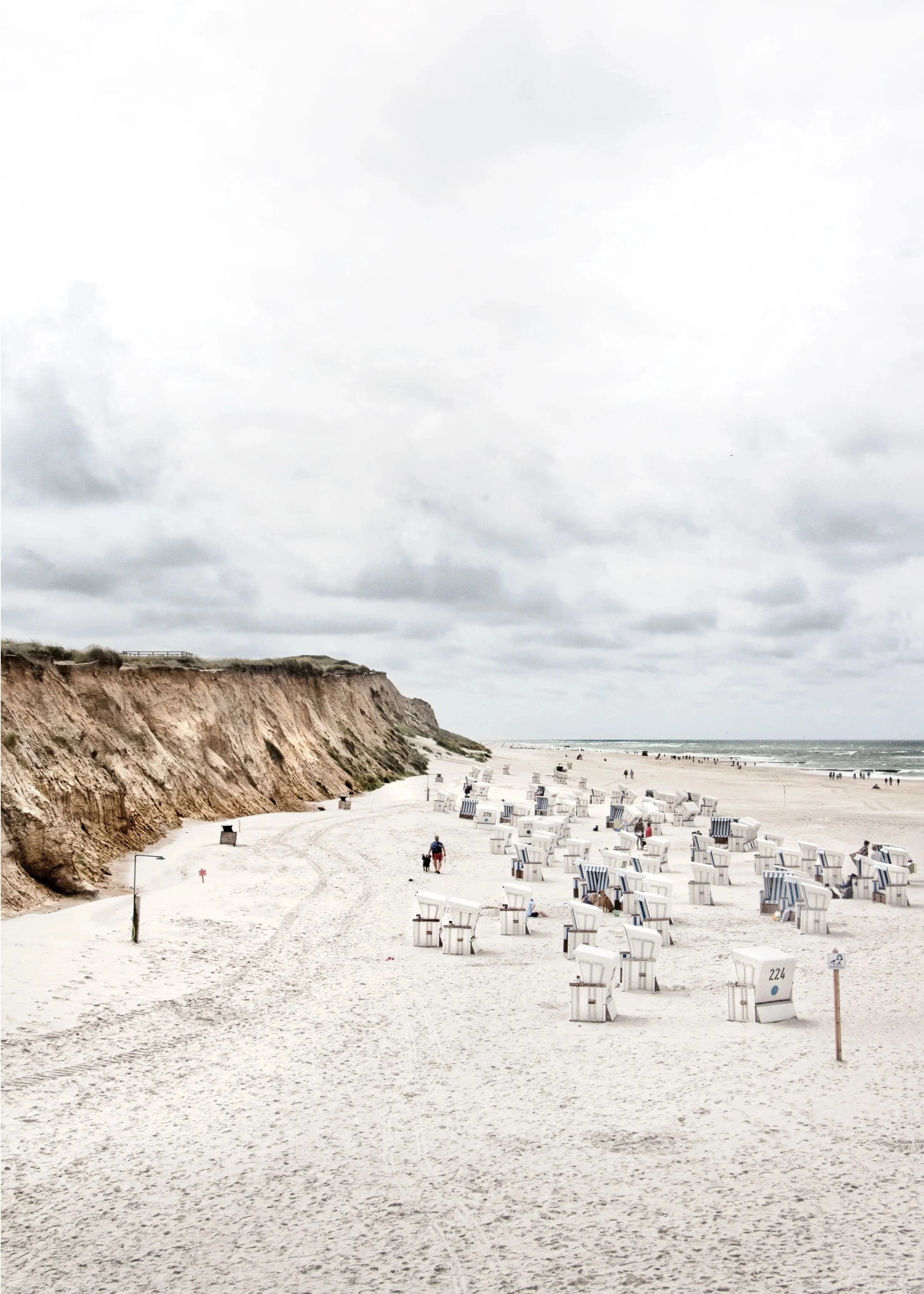 Schwarz-Weiß-Poster von Sylt, zeigt Strandkörbe in Kampen, von Cosman-Photocollection, A4-Format, mit weißem Rand.