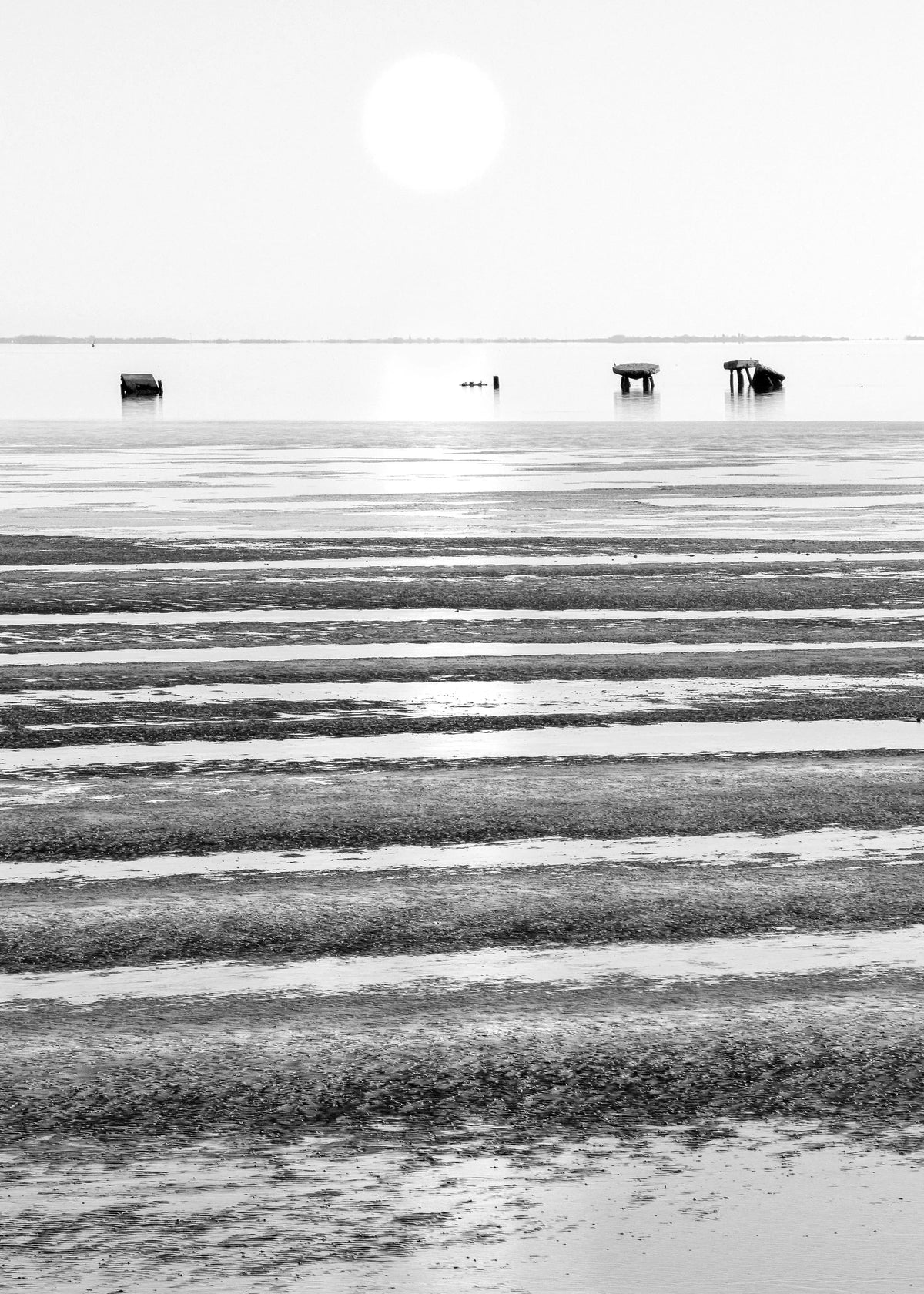 Schwarz-weiß Poster des Wattenmeers auf Sylt von Cosman-Photocollection, A4 Größe, mit weißem Rand.