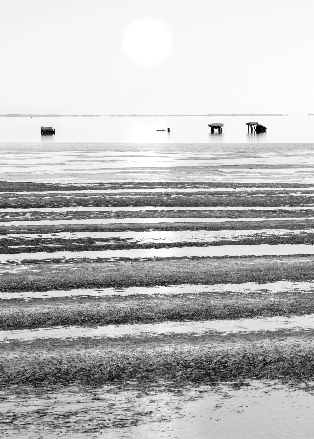 Schwarz-weiß Poster des Wattenmeers auf Sylt von Cosman-Photocollection, A4 Größe, mit weißem Rand.