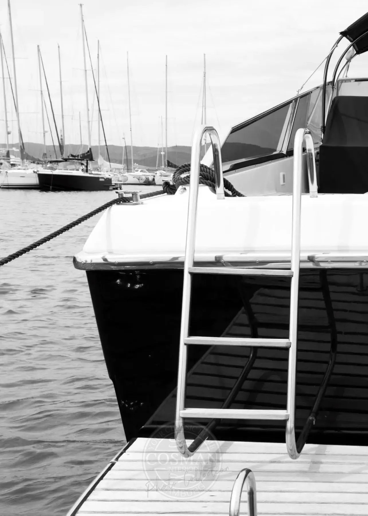 Schwarz-weiß Poster ’Yacht’ Saint Tropez von Cosman-Photocollection, A4-Größe, mit weißem Rand, maritime Segelbootaufnahme