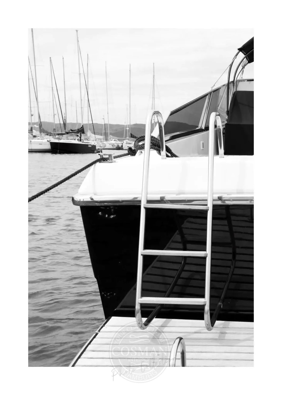 Schwarz-weiß Poster mit Yacht in Saint Tropez, 21x29,7 cm, von Cosman-Photocollection, mit weißem Rand.