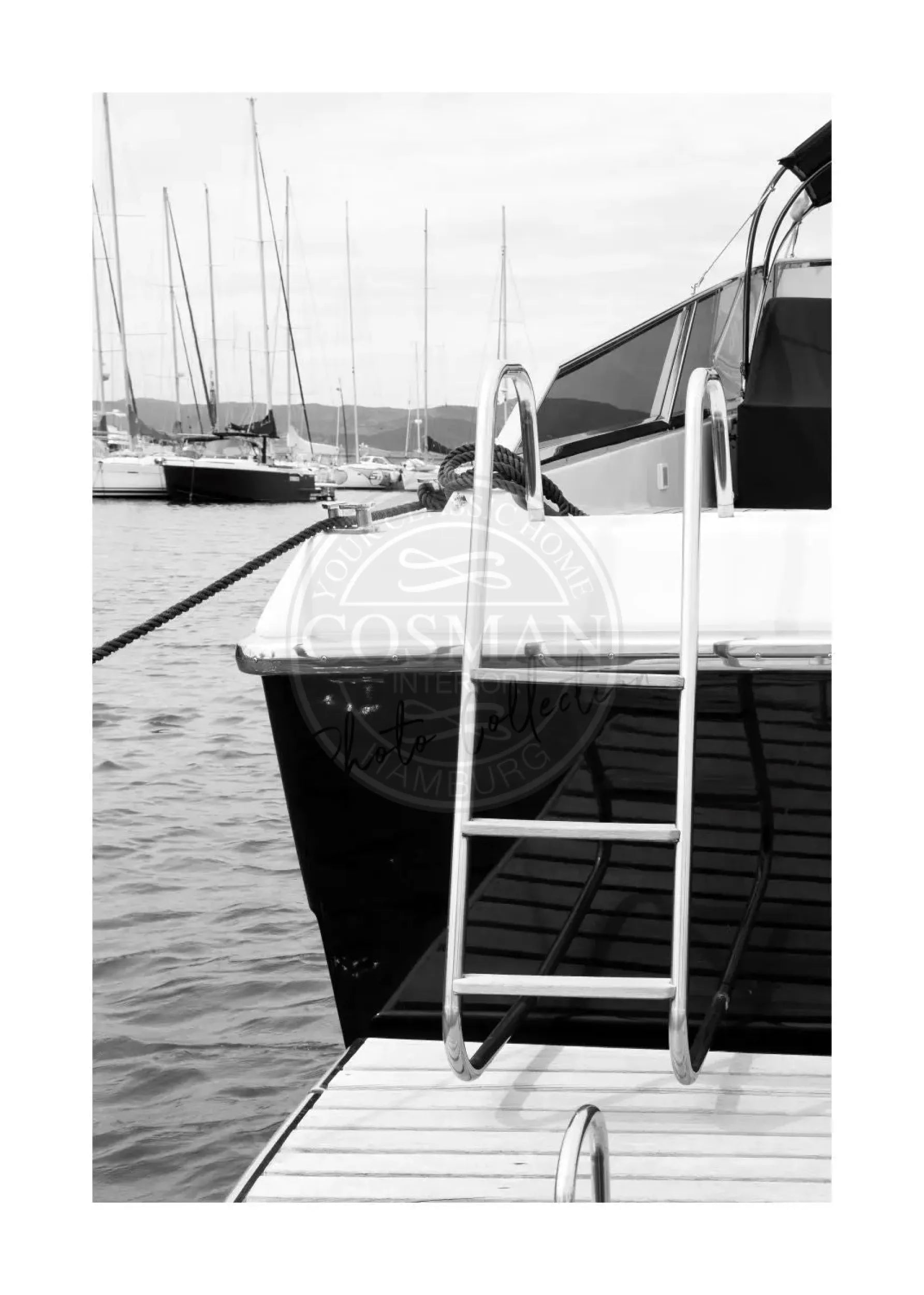 Schwarz-weiß Poster mit Yacht in Saint Tropez, 21x29,7 cm, von Cosman-Photocollection, mit weißem Rand.