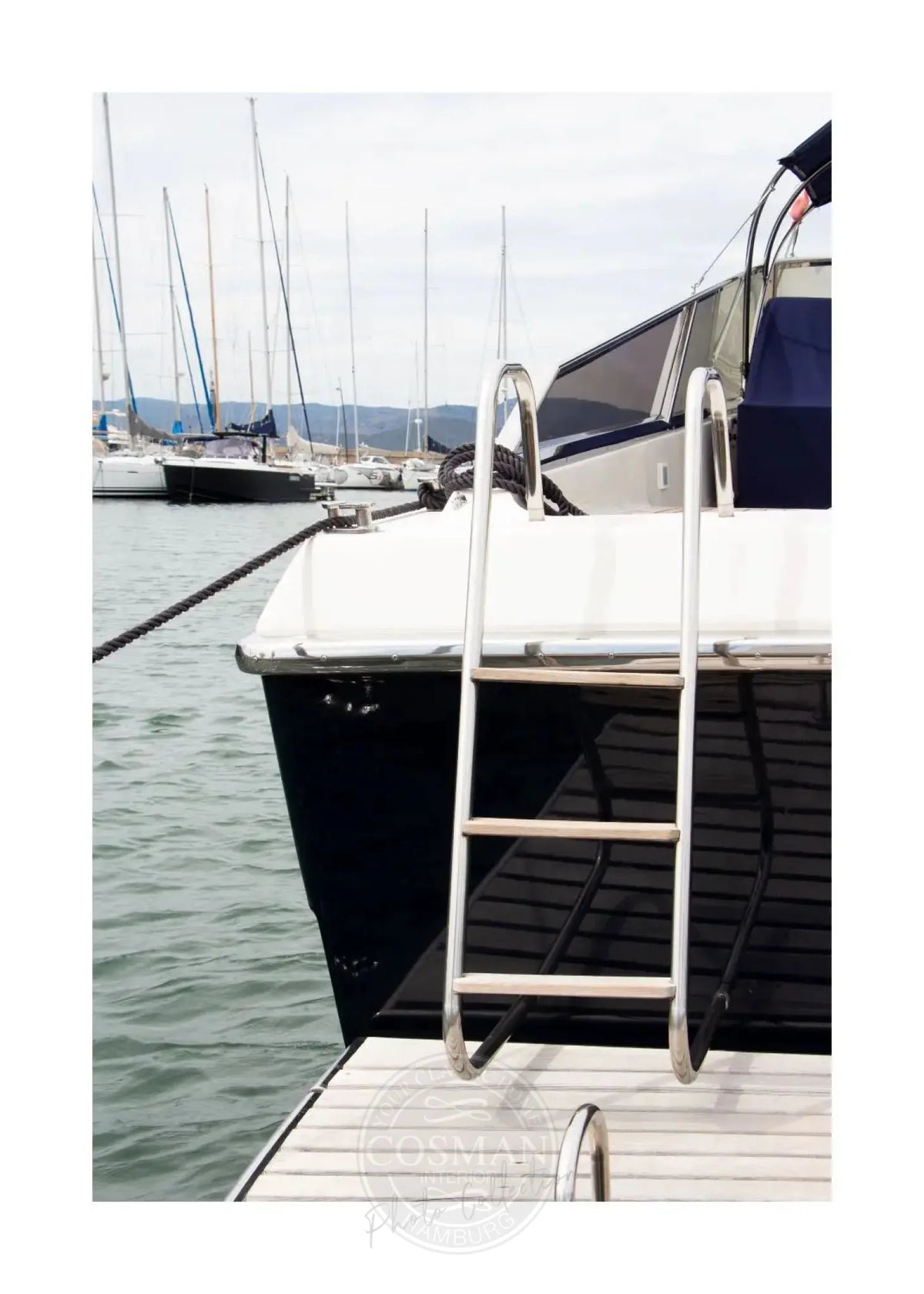 Schwarz-weiß Poster 'Yacht' Saint Tropez von Cosman-Photocollection, A4-Größe, mit weißem Rand, beeindruckende Meeresaufnahme