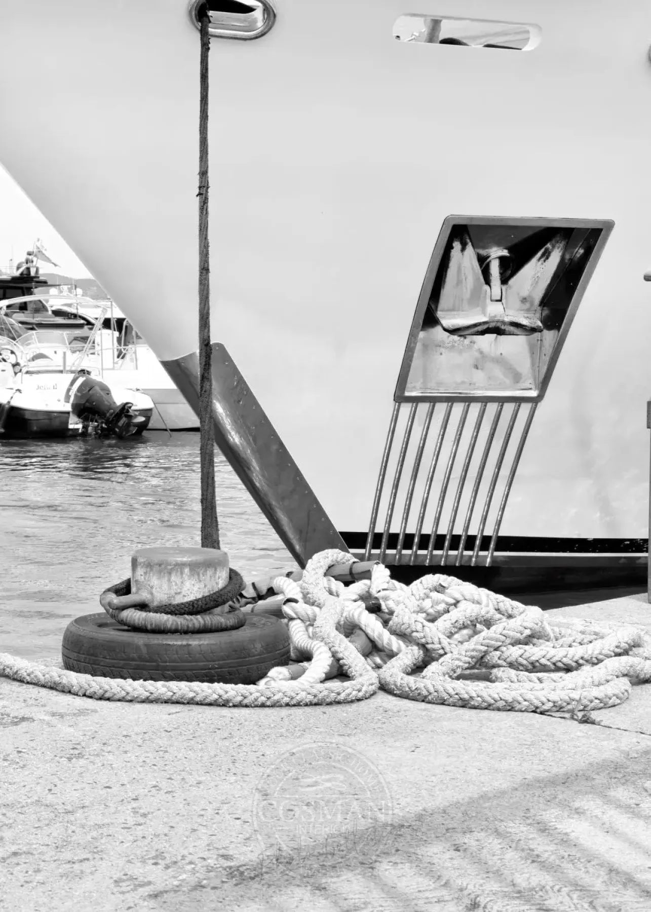 Schwarz-weiß Poster 'Yacht' Saint Tropez von Cosman-Photocollection, A4-Größe, mit weißem Rand, zeigt Segelyacht auf Wasser.