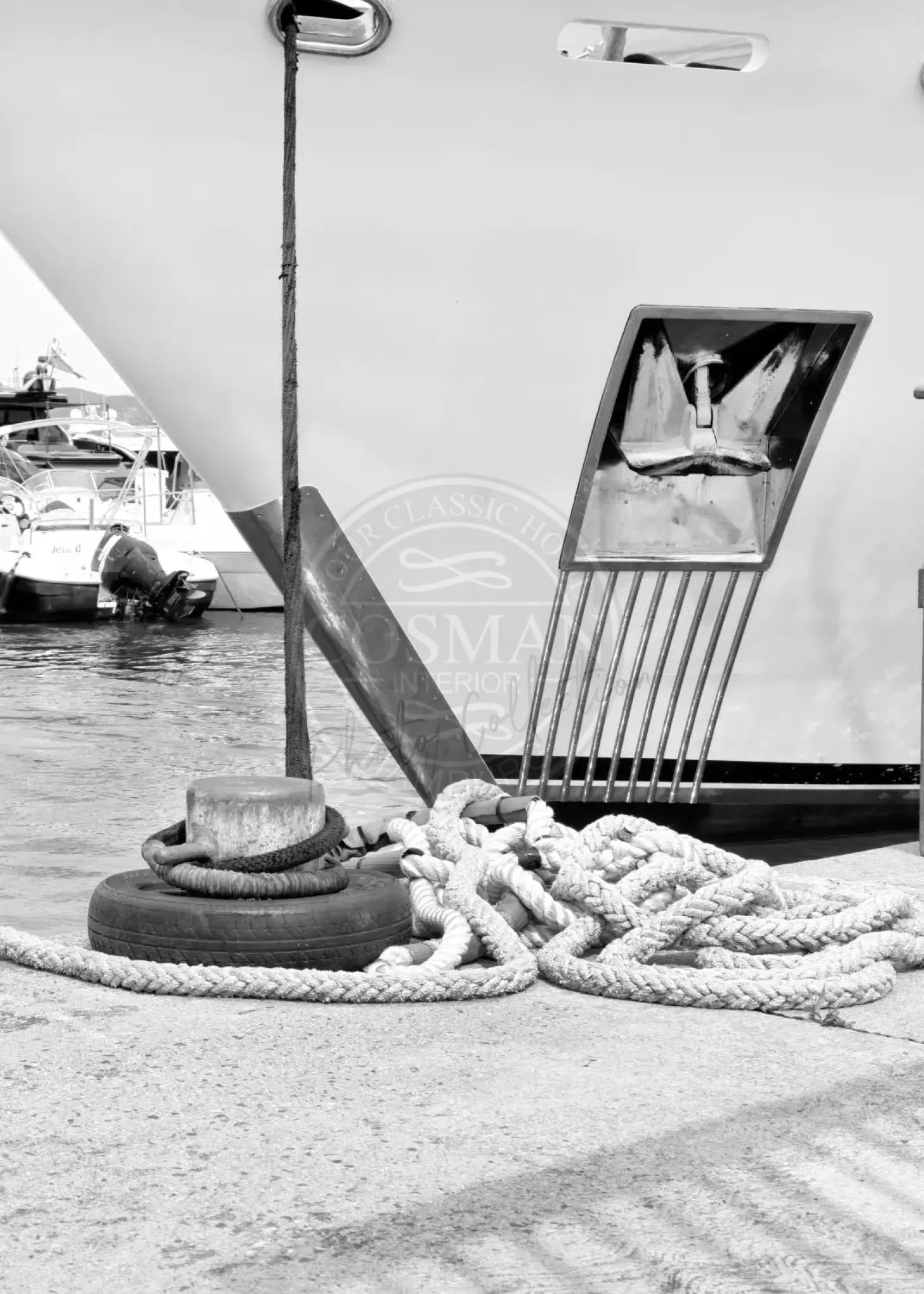 Schwarz-weiß Poster 'Yacht' Saint Tropez von Cosman-Photocollection, A4-Größe, mit weißem Rand, zeigt Segelyacht auf Wasser.