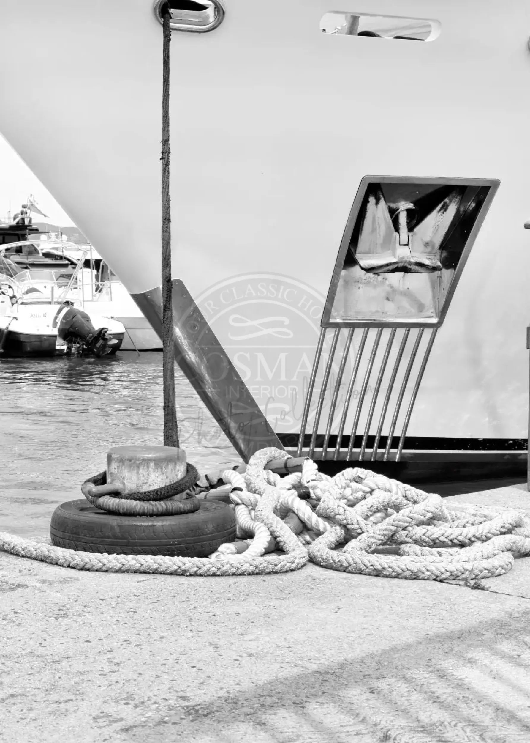 Schwarz-weiß Poster 'Yacht' Saint Tropez von Cosman-Photocollection, A4-Größe, mit weißem Rand, zeigt Segelyacht auf Wasser.