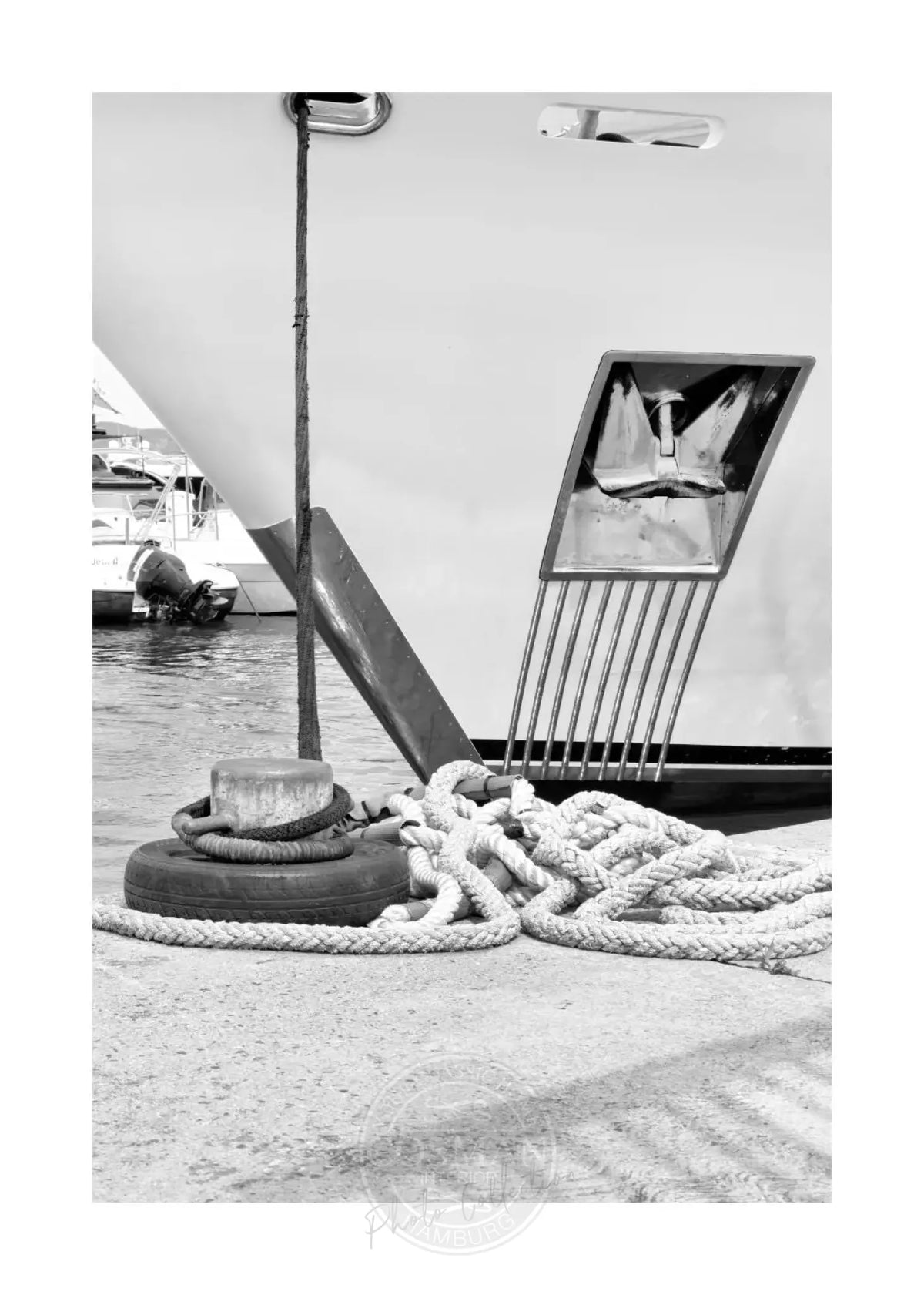 Schwarz-Weiß-Poster „Yacht“ Saint Tropez von Cosman-Photocollection, 21x29,7 cm A4, mit weißem Rand, maritimes Motiv