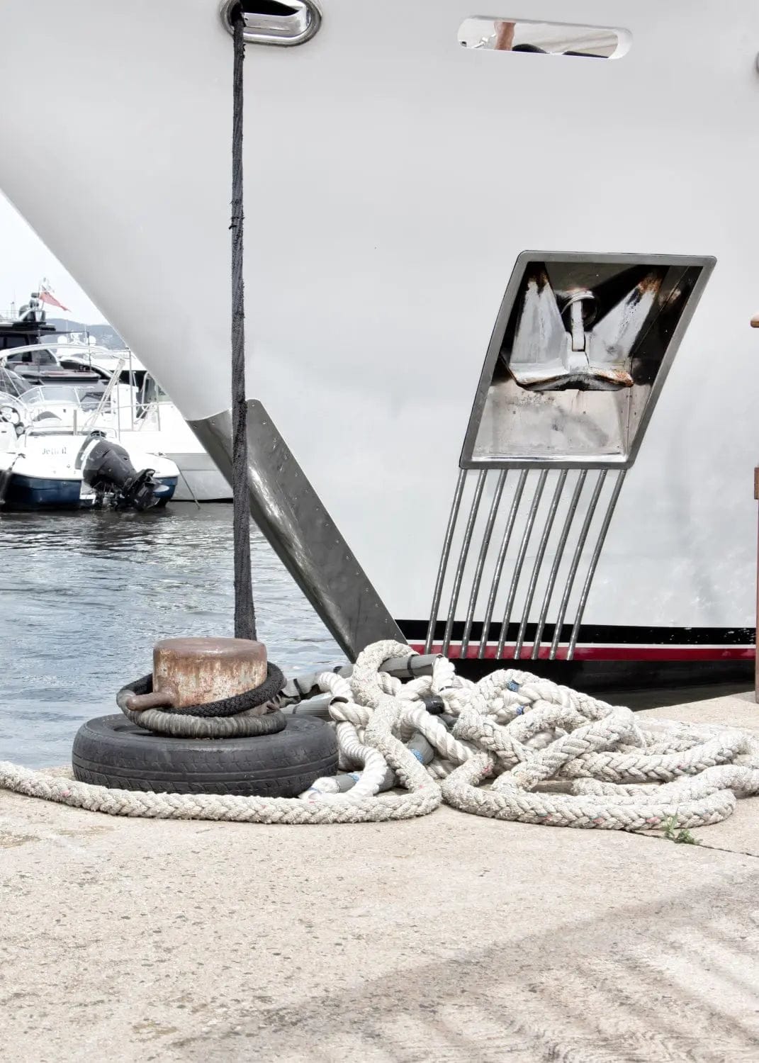Schwarz-weiß Poster 'Yacht' Saint Tropez von Cosman-Photocollection, A4 Druck mit weißem Rand, maritime Motiv