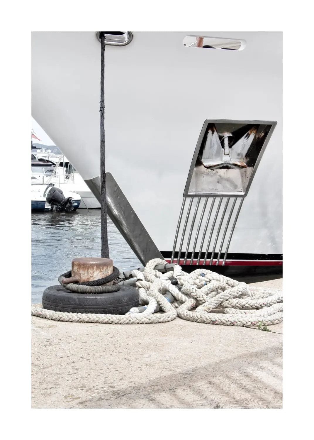 Schwarz-weiß Poster 'Yacht' Saint Tropez von Cosman-Photocollection, A4 Größe, mit weißem Rand, zeigt eine luxuriöse Yacht.