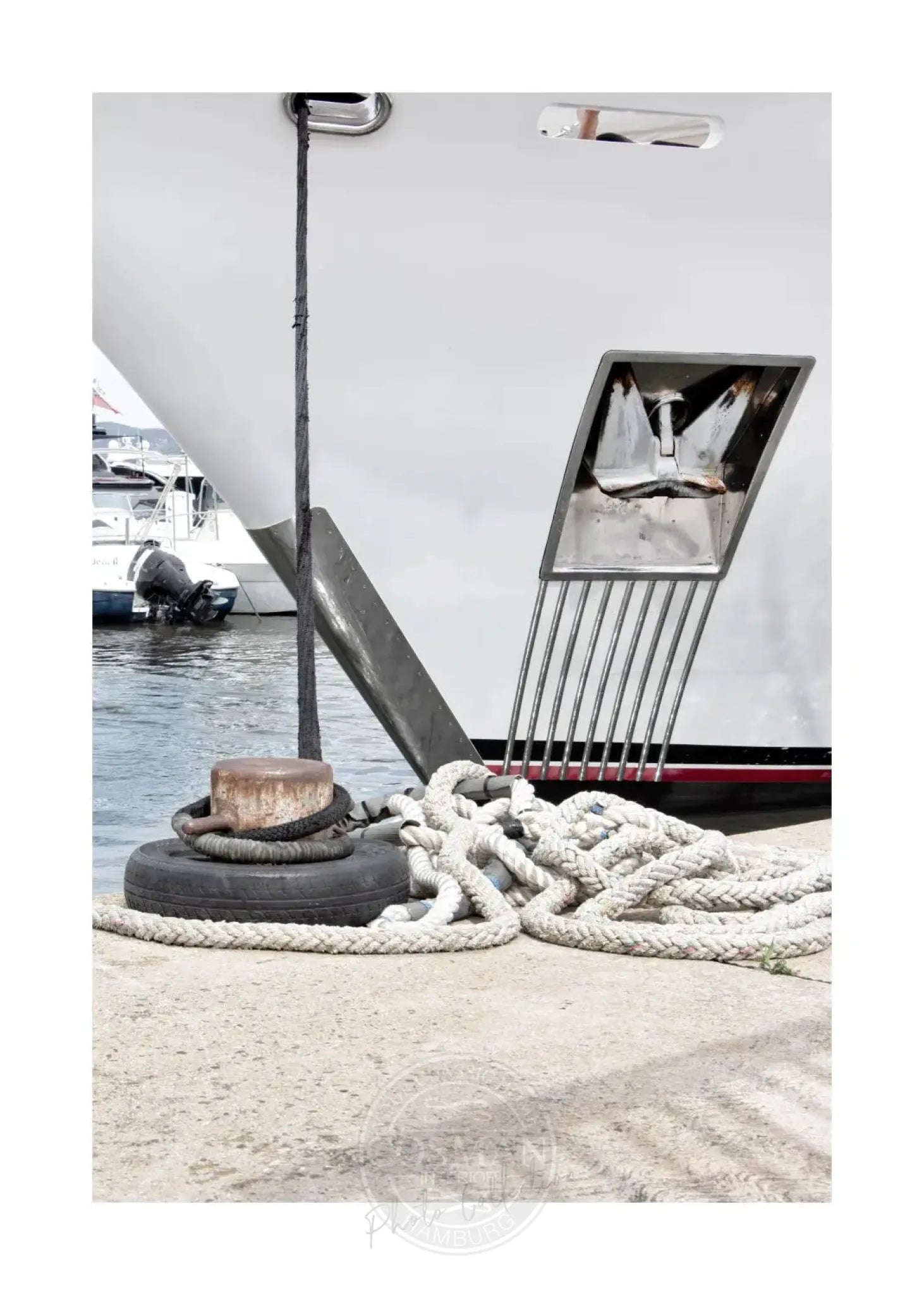 Schwarz-weiß Poster 'Yacht' Saint Tropez von Cosman-Photocollection, A4 Größe, mit weißem Rand, zeigt eine luxuriöse Yacht.