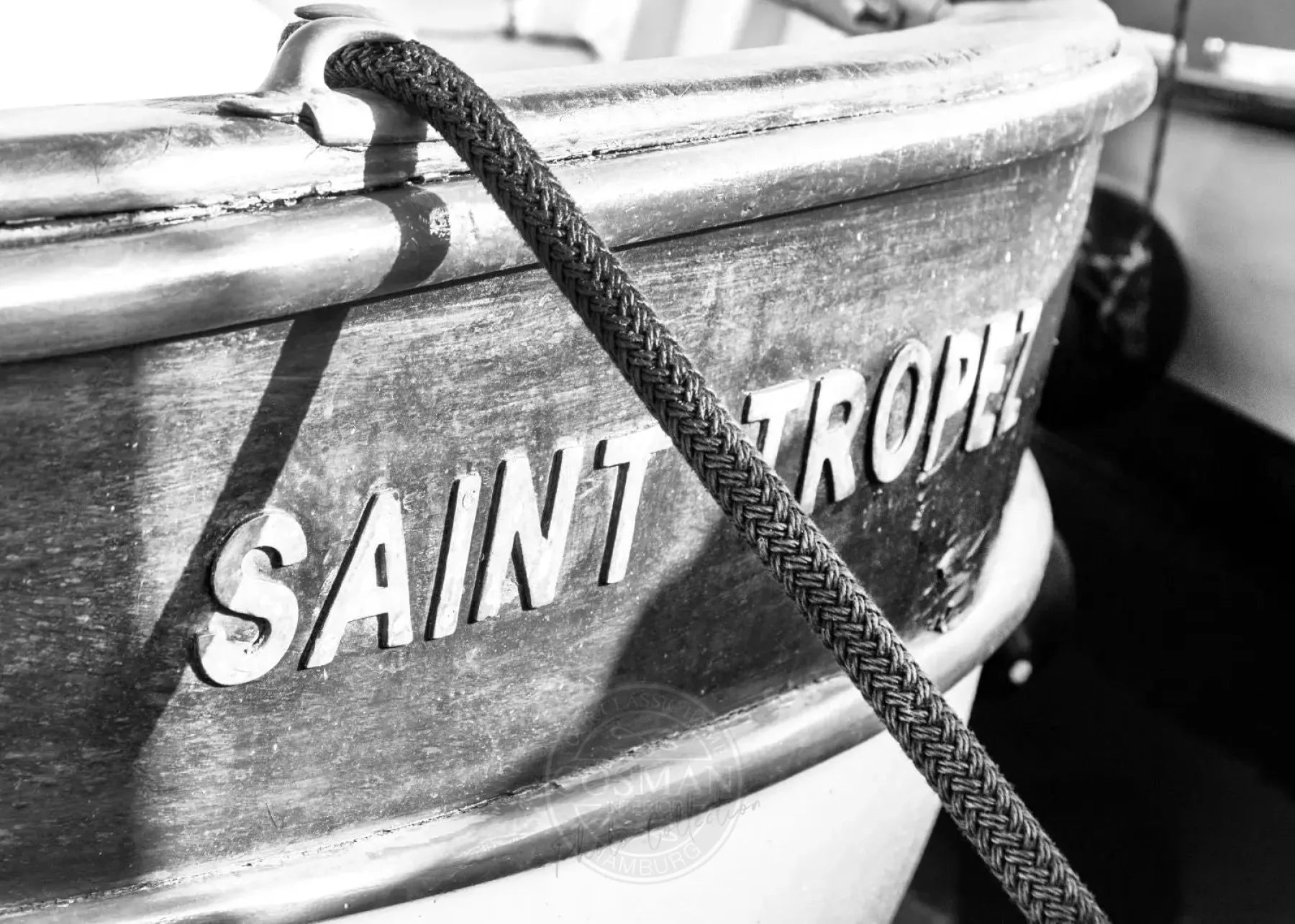 Schwarz-Weiß-Poster 'Boot' Saint Tropez von Cosman-Photocollection, A4-Format, mit weißem Rand, nautisches Design.