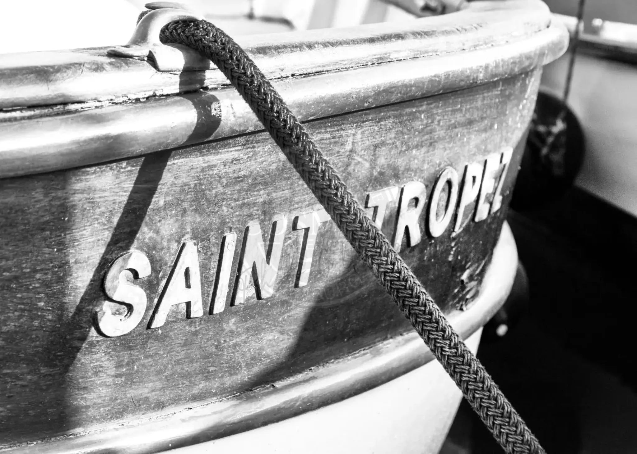 Schwarz-Weiß-Poster 'Boot' Saint Tropez von Cosman-Photocollection, A4-Format, mit weißem Rand, nautisches Design.