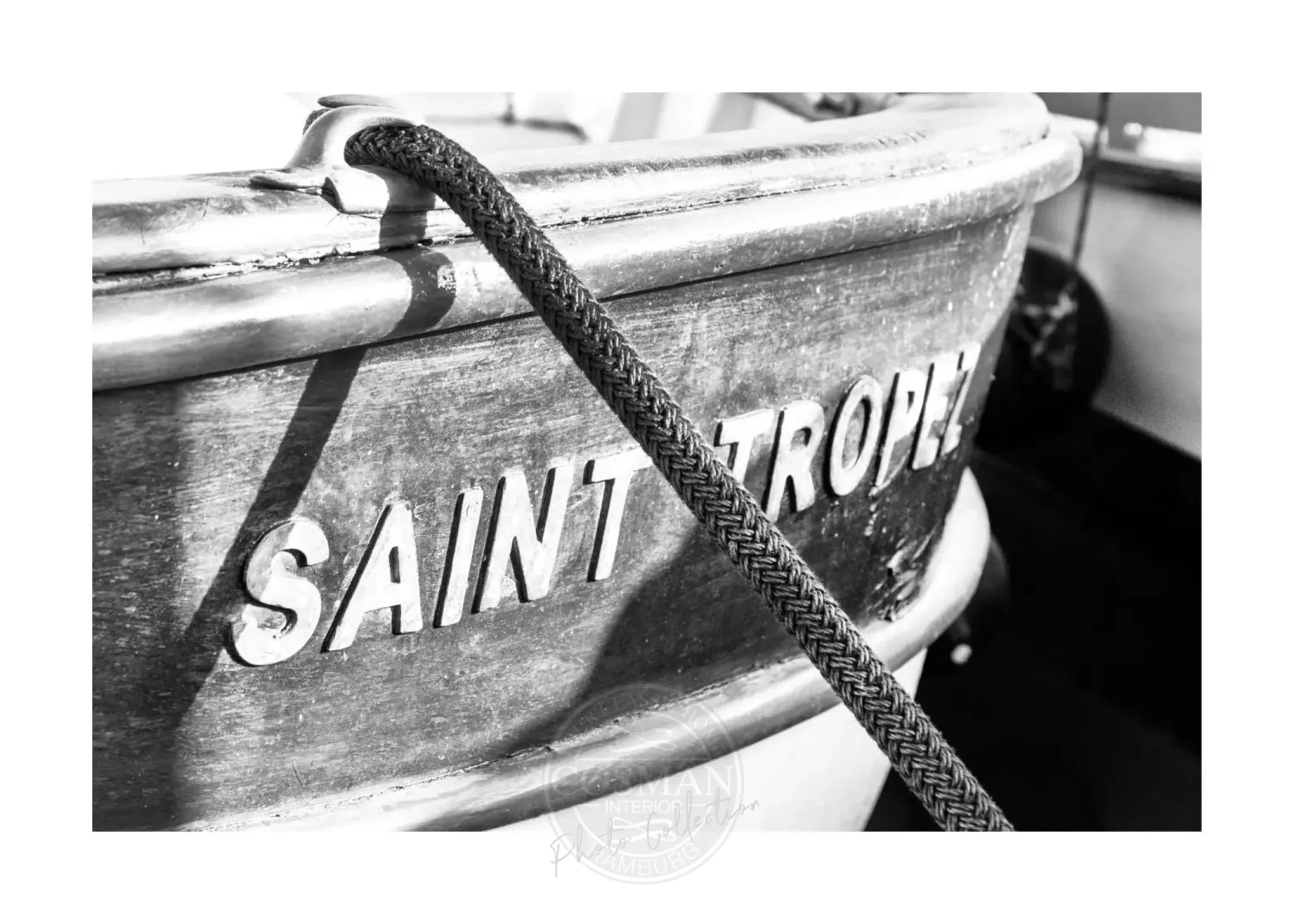 Schwarz-weiß Poster ‘Boot’ Saint Tropez von Cosman-Photocollection, A4 Druck mit weißem Rand, maritime Bootsszene