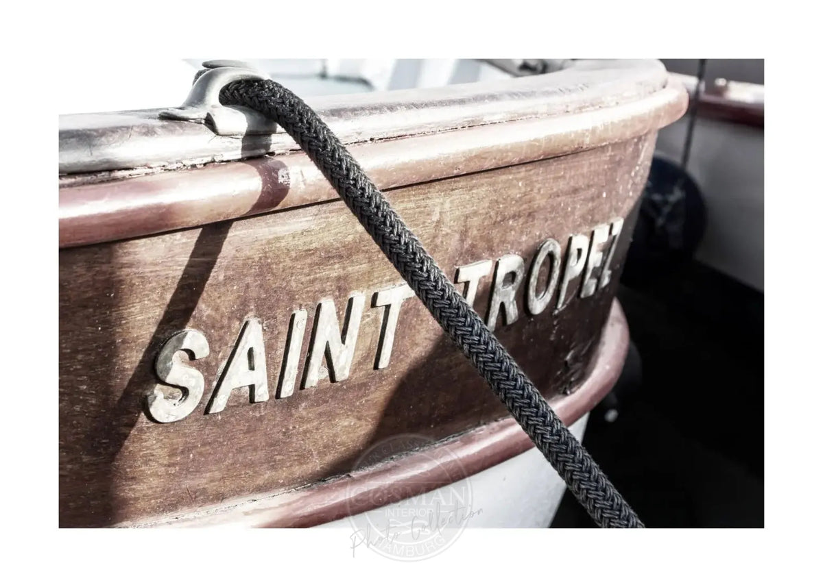 Schwarzweiß-Poster mit Boot in Saint Tropez, Cosman-Photocollection, A4-Größe, weißer Rand, Wanddekoration