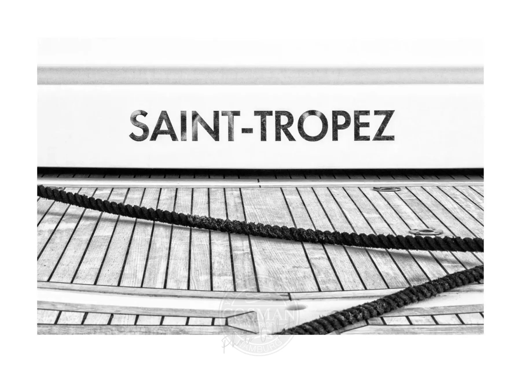 Schwarz-weiß Poster mit Boot-Motiv aus Saint Tropez von Cosman-Photocollection, A4-Größe, mit weißem Rand.