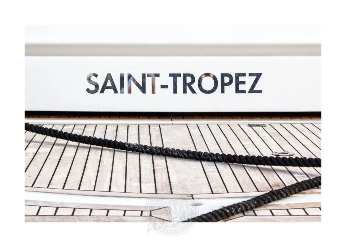 Schwarz-weiß Poster mit Boot in Saint Tropez, 29,7 x 21 cm, von Cosman-Photocollection, mit weißem Rand.