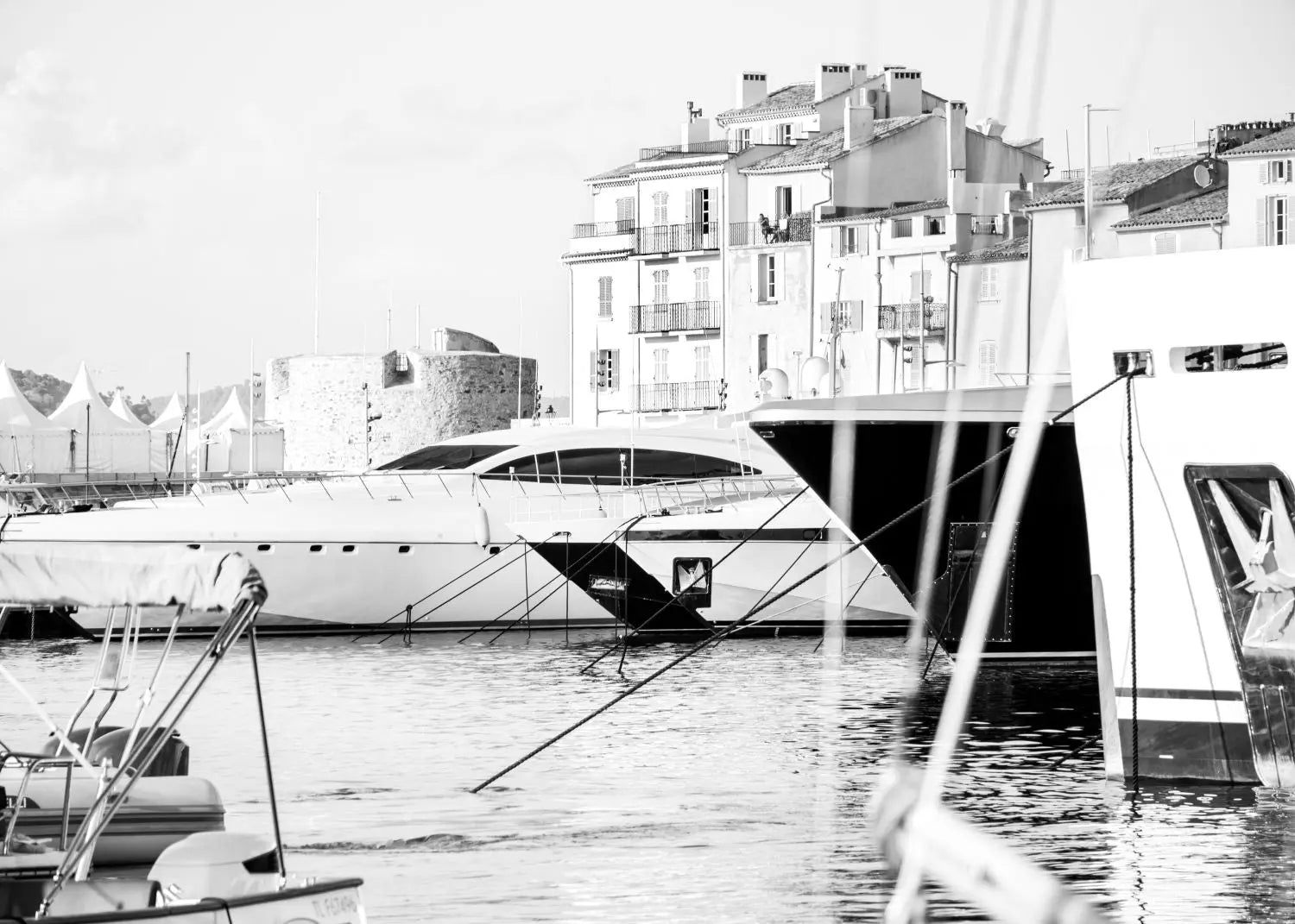 Schwarz-weiß Poster „Hafen“ Saint Tropez von Cosman-Photocollection, A4-Größe, mit weißem Rand, maritime Hafenansicht.