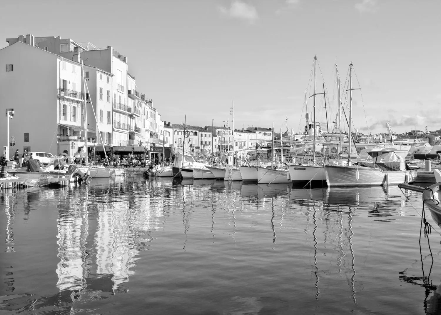 Schwarz-Weiß-Poster ‚Hafen‘ Saint Tropez von Cosman-Photocollection, A4-Größe, mit weißem Rand, maritime Stadtansicht