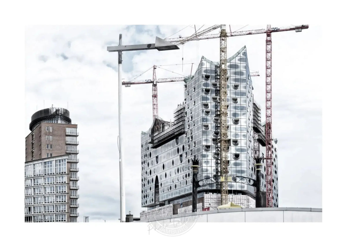 Schwarz-weiß Poster von Hamburg Elphi, 29,7x21cm, von Cosman-Photocollection, mit weißem Rand und urbaner Szene