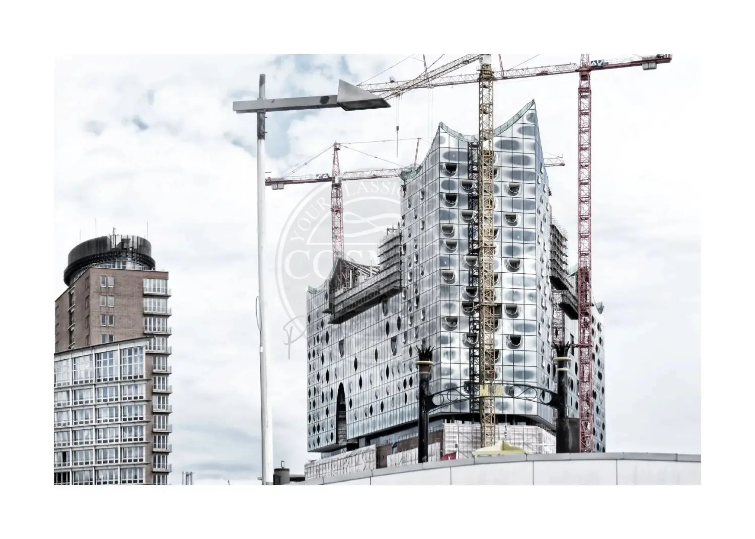 Schwarz-weiß Poster von Hamburg Elphi, 29,7x21cm, von Cosman-Photocollection, mit weißem Rand und urbaner Szene