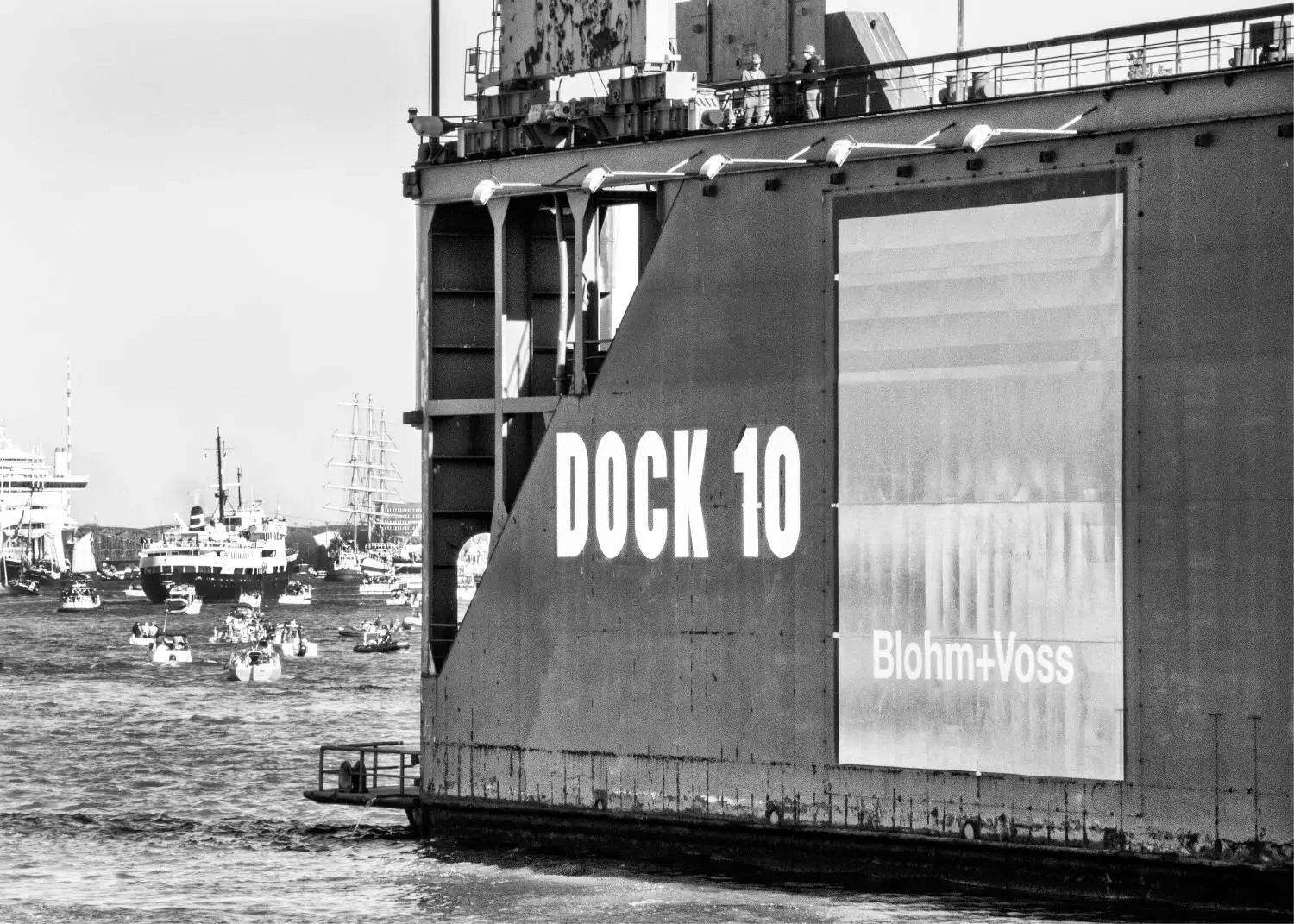 Schwarzweiß-Poster vom Hamburg Hafen „Dock 10“ von Cosman-Photocollection, A4-Größe mit weißem Rand, maritime Stadtansicht