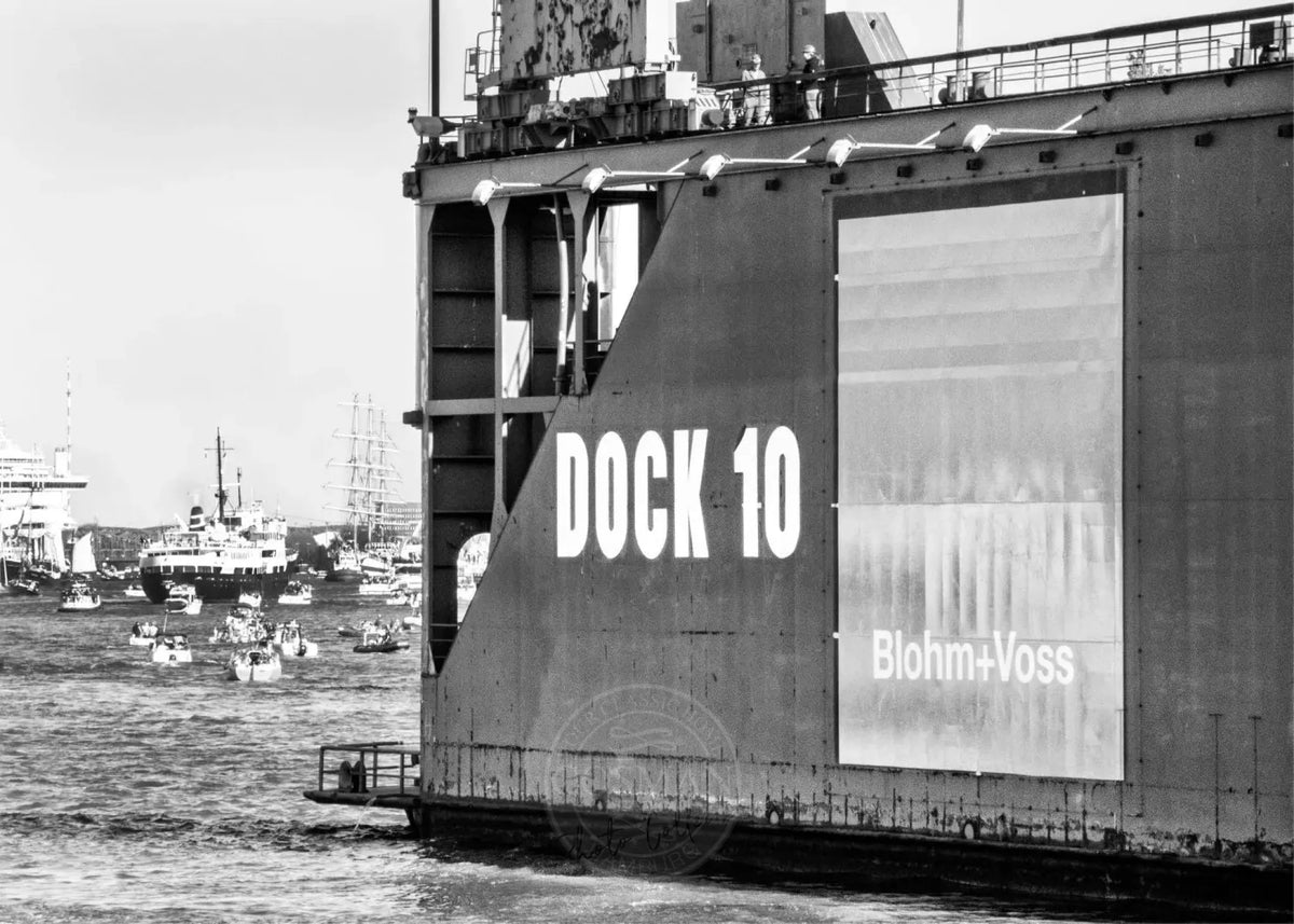 Schwarzweiß-Poster vom Hamburg Hafen „Dock 10“ von Cosman-Photocollection, A4-Größe mit weißem Rand, maritime Stadtansicht