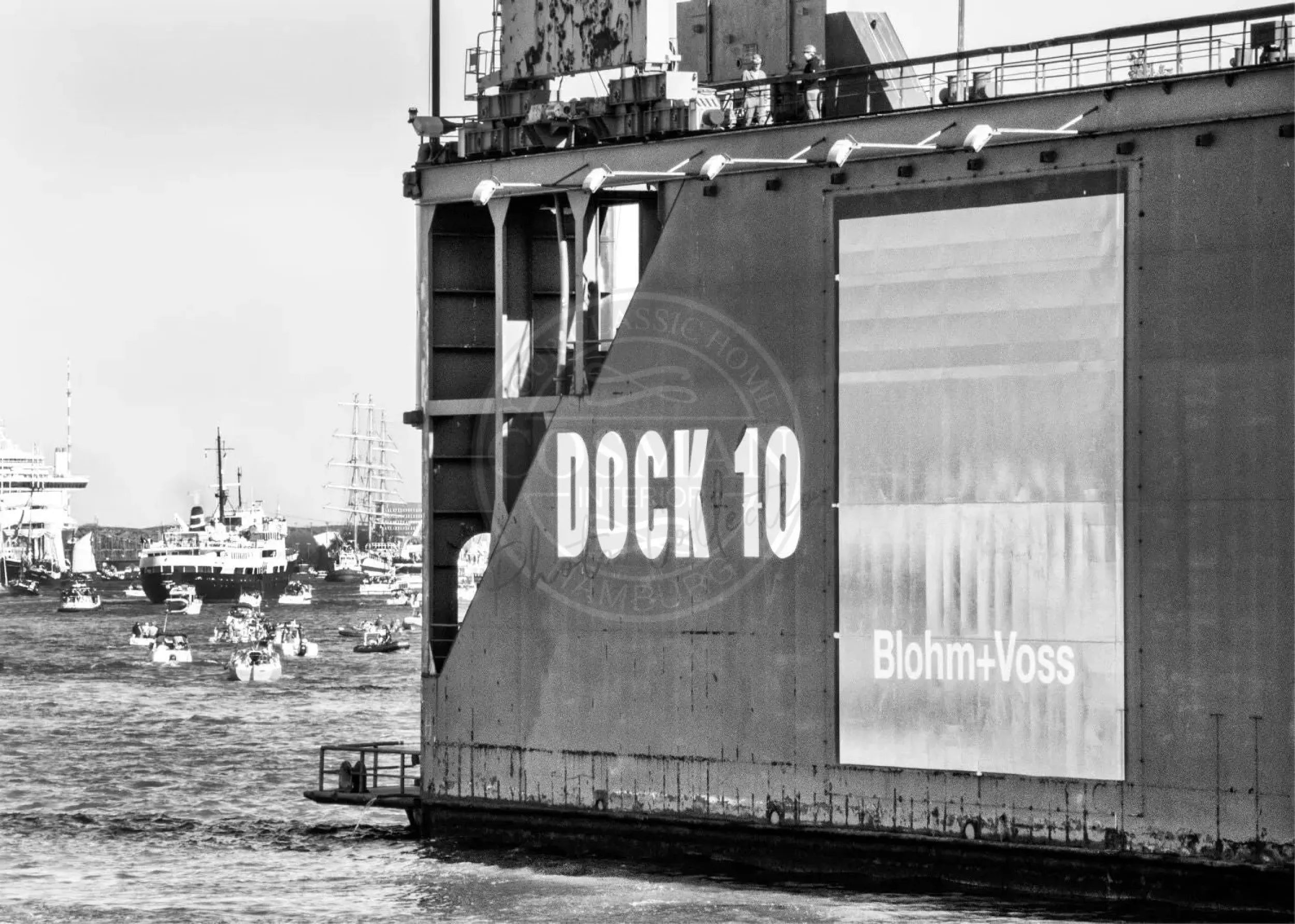 Schwarzweiß-Poster vom Hamburg Hafen „Dock 10“ von Cosman-Photocollection, A4-Größe mit weißem Rand, maritime Stadtansicht